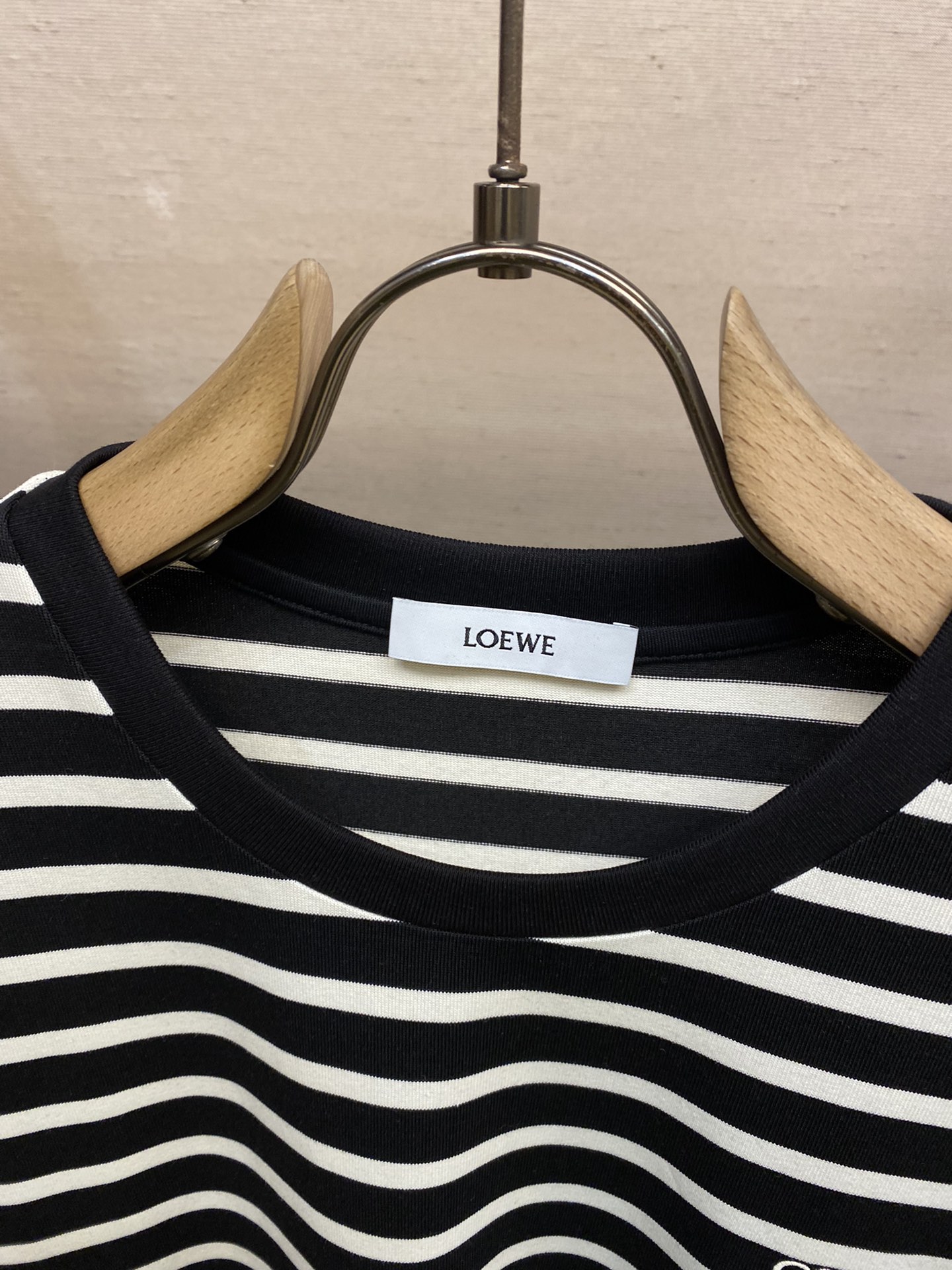 Loewe24春秋新品经典条纹圆领短袖T恤他的剪裁精细考究无可挑剔穿搭艺术碰撞个性打破传统怪诞美学有个性