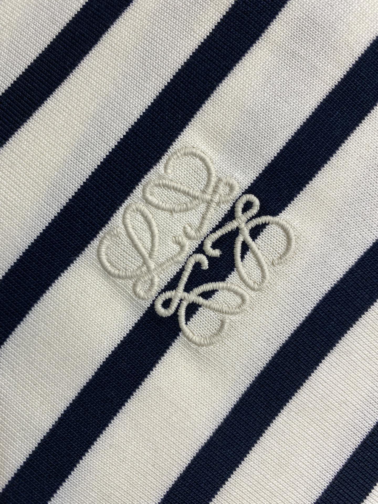 Loewe24春秋新品经典条纹圆领短袖T恤他的剪裁精细考究无可挑剔穿搭艺术碰撞个性打破传统怪诞美学有个性