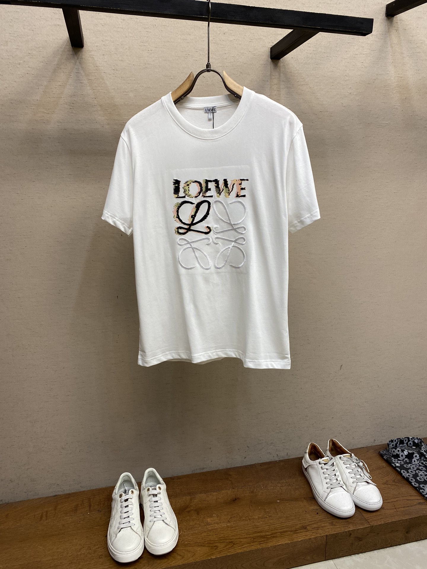 Loewe24SS重影刺绣春夏新款时尚休闲棉质圆领男女织带胸前高端字母图案短袖T恤衫非常适合日常穿着的百