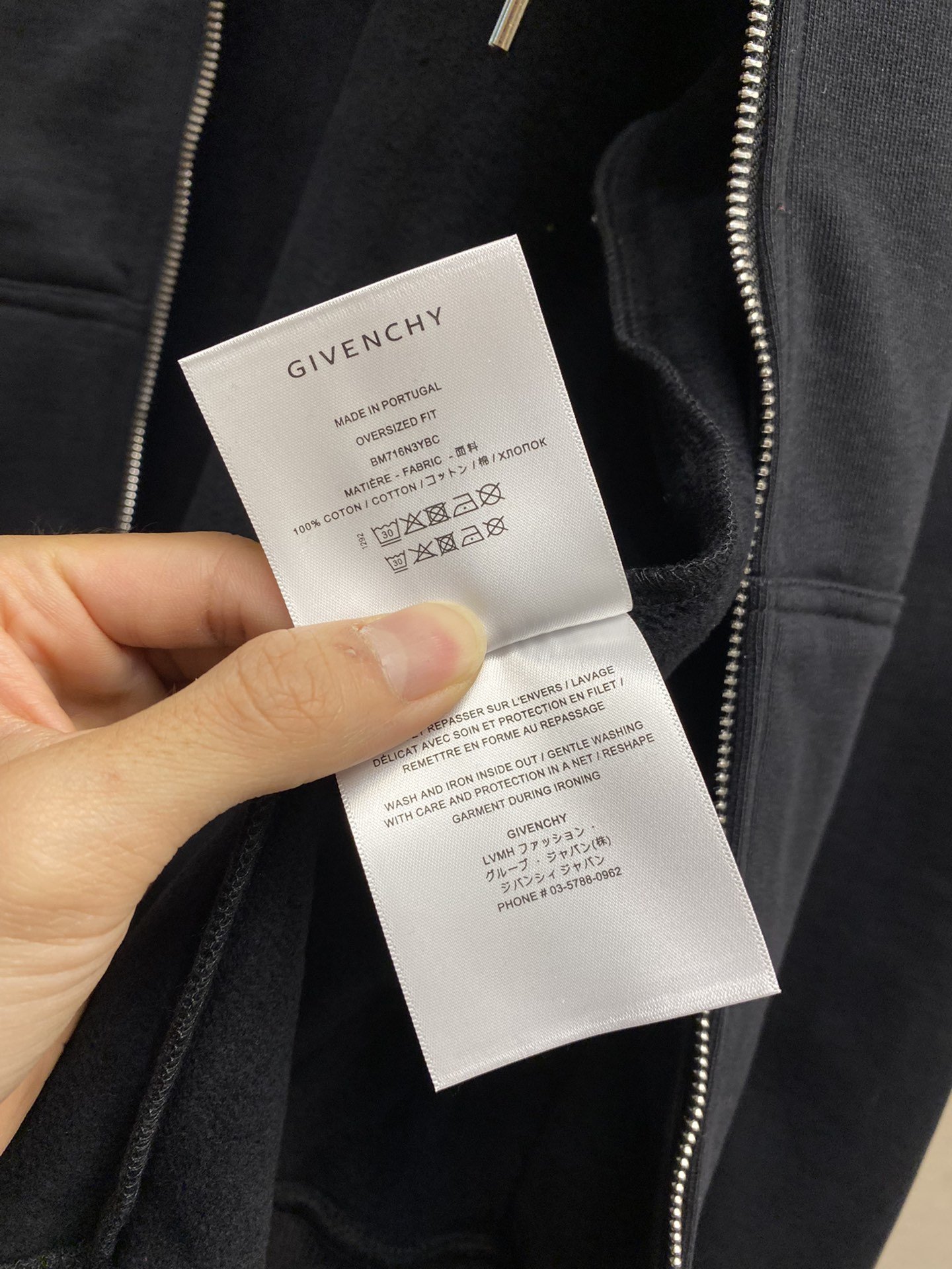 GivenchyGVC22FW锁头外套采用500克抓绒卫衣面料非常厚重硬挺开模五金费用高达1万2成衣所有