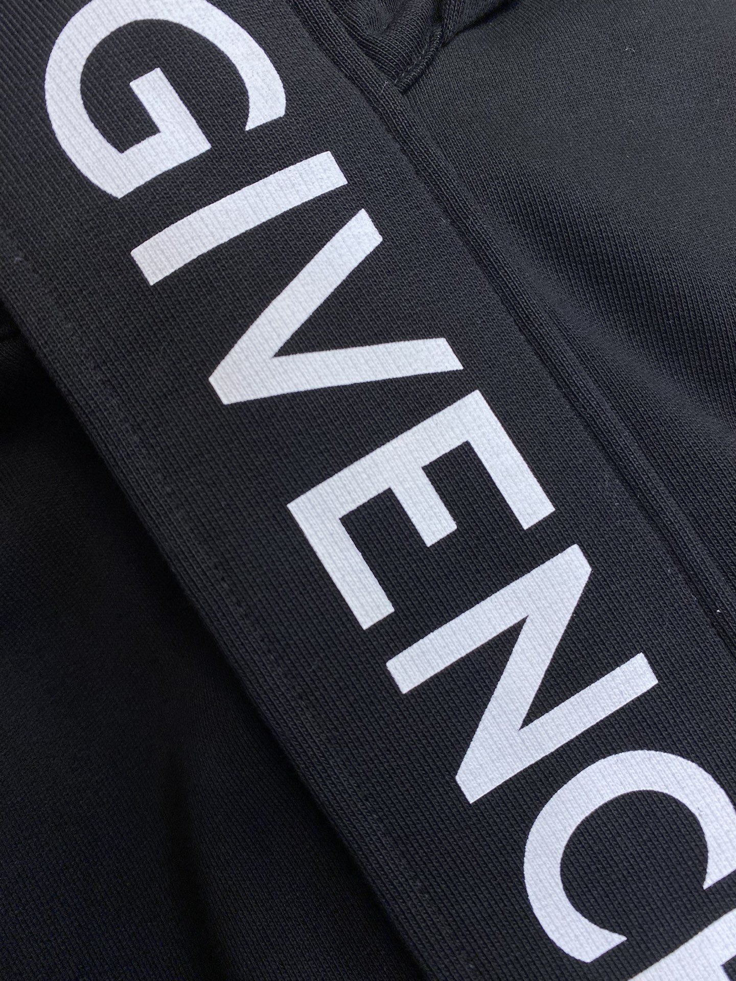 GivenchySS男士春夏新款新G字签名连帽卫衣同步官网发售！从高定走向高街的GV俘获大量年轻人的心经