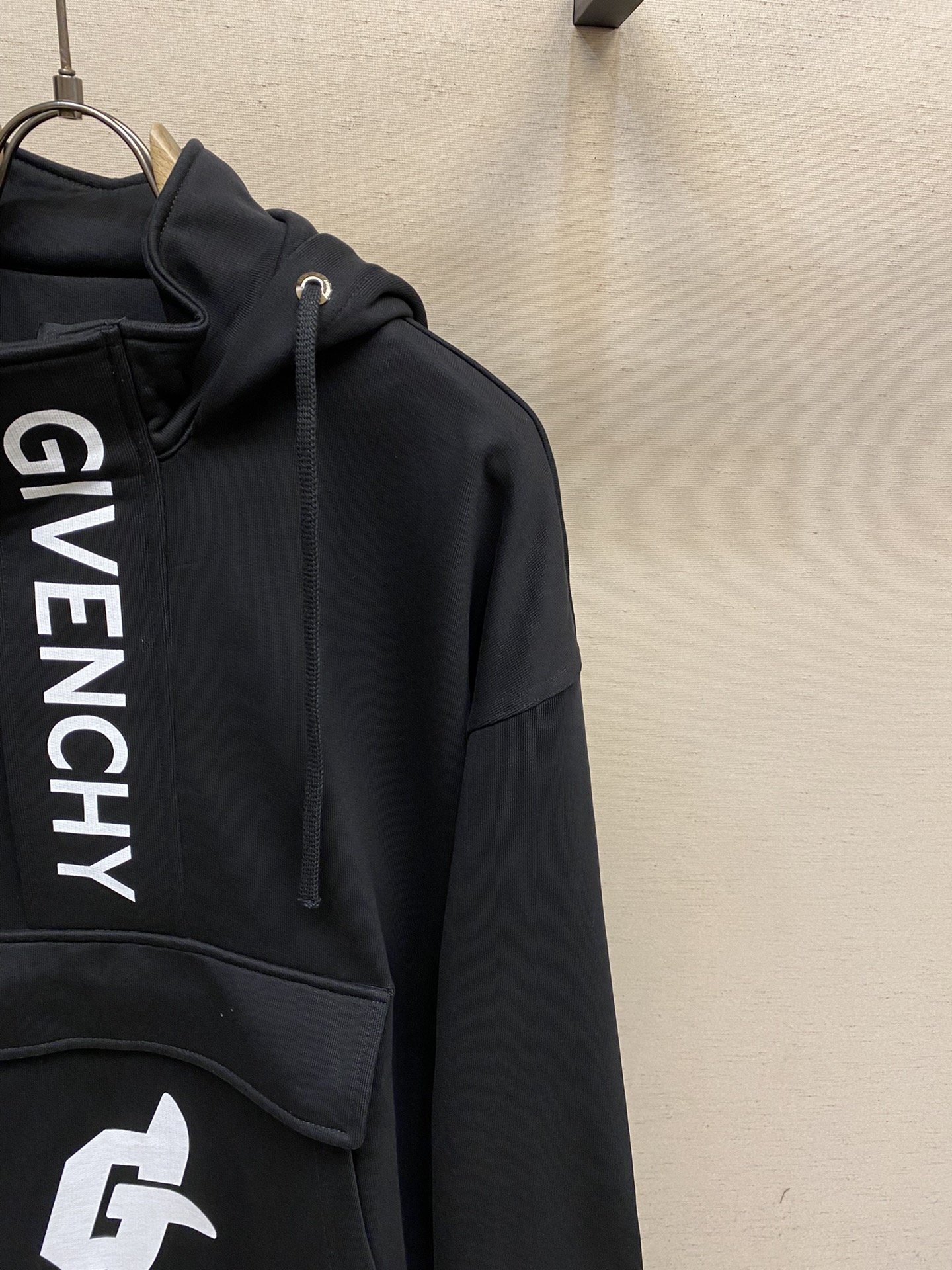 GivenchySS男士春夏新款新G字签名连帽卫衣同步官网发售！从高定走向高街的GV俘获大量年轻人的心经