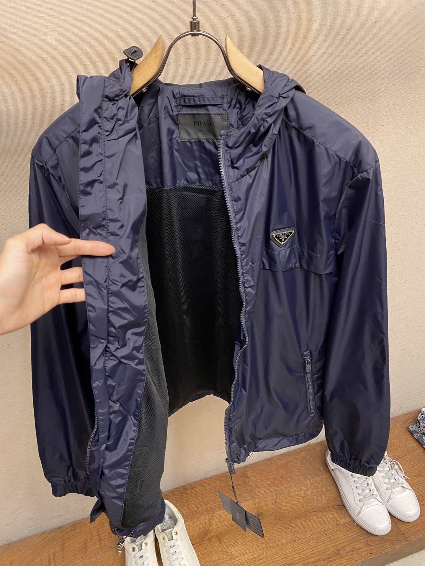 Prada春夏新款男士休闲定制夹克外套穿上简约干练的休闲外套瞬间重回时髦霸气又是活力满满的状态史前最流行