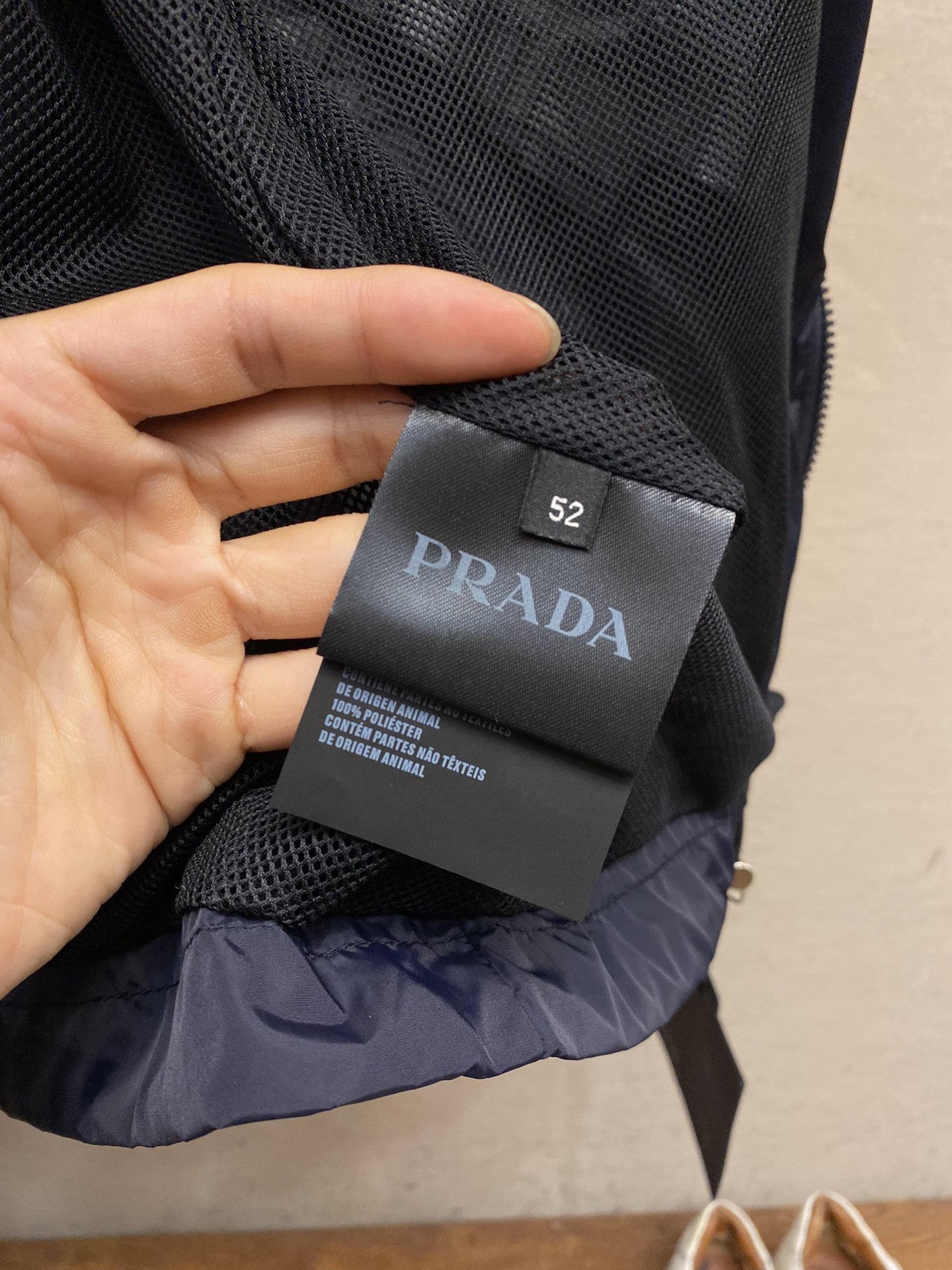 Prada春夏新款男士休闲定制夹克外套穿上简约干练的休闲外套瞬间重回时髦霸气又是活力满满的状态史前最流行