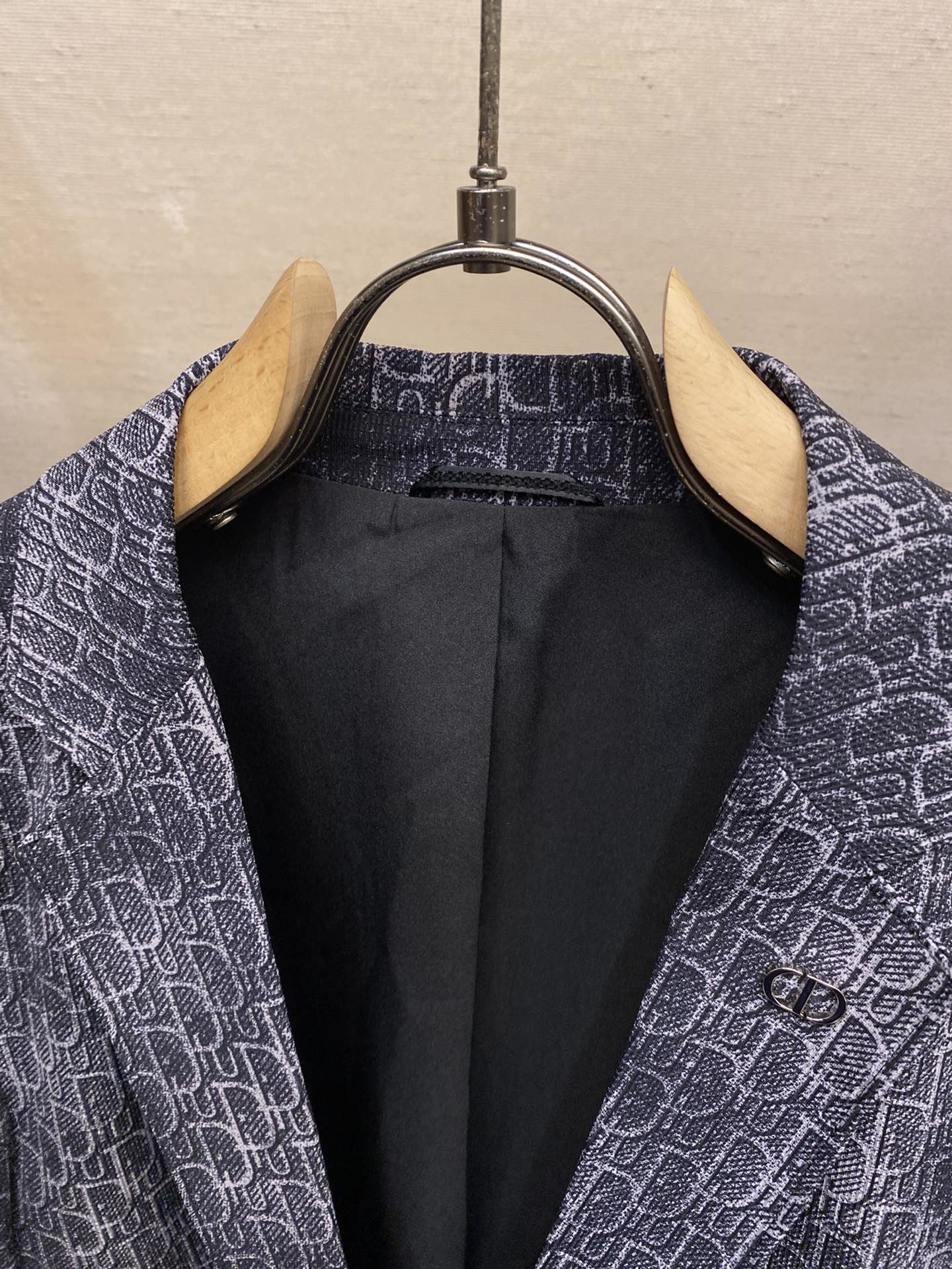 Dior男士时装款西服外套经典伦敦高端系列！整体的造型走简约的路线大体无过多元素干扰但细节方面颇为出色吸