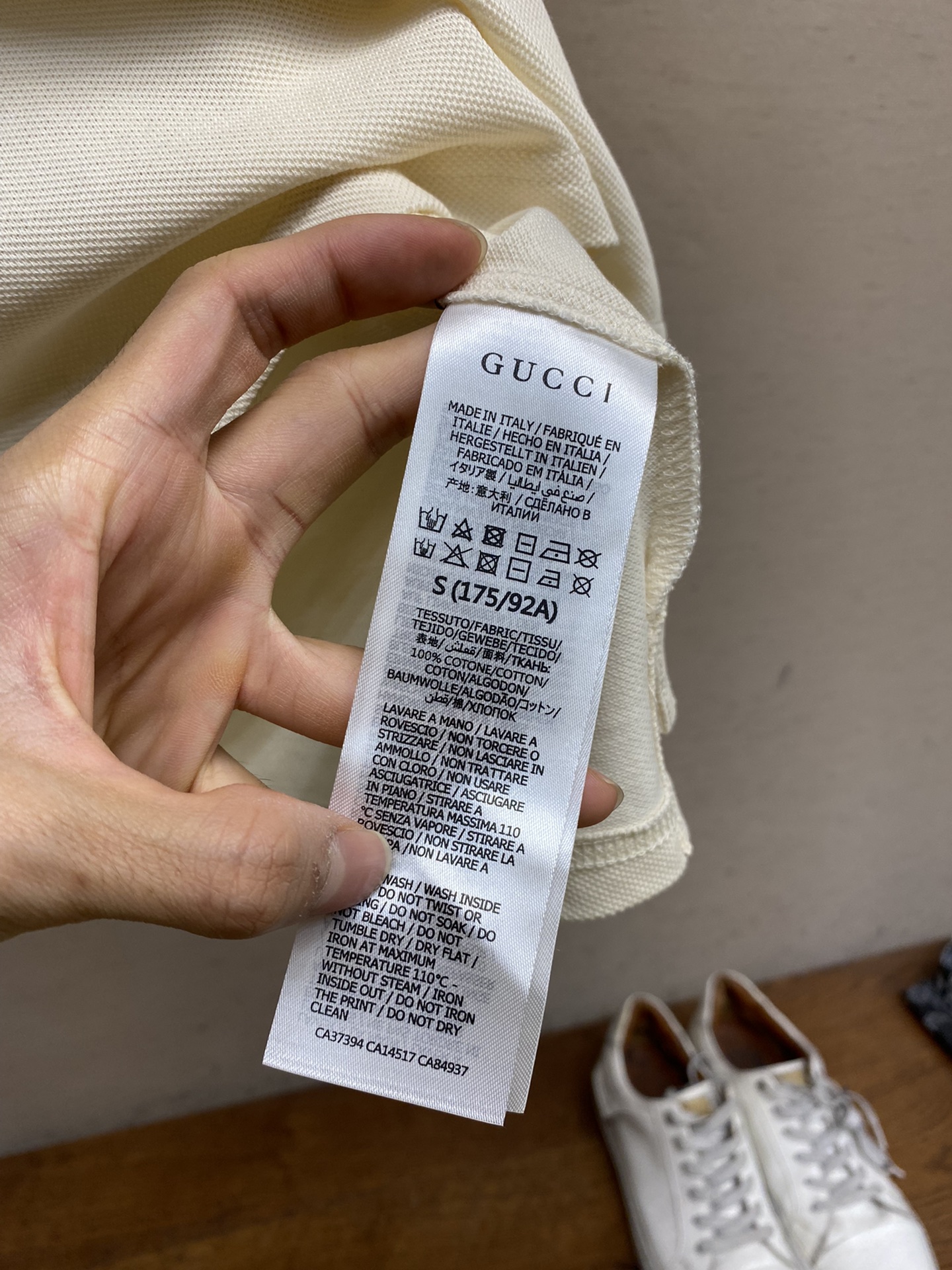 Gucci古驰2024新款POLO衫翻领上身百搭半袖高版本纯棉经典短袖这款纯棉Polo衫采用亮眼的撞色衣
