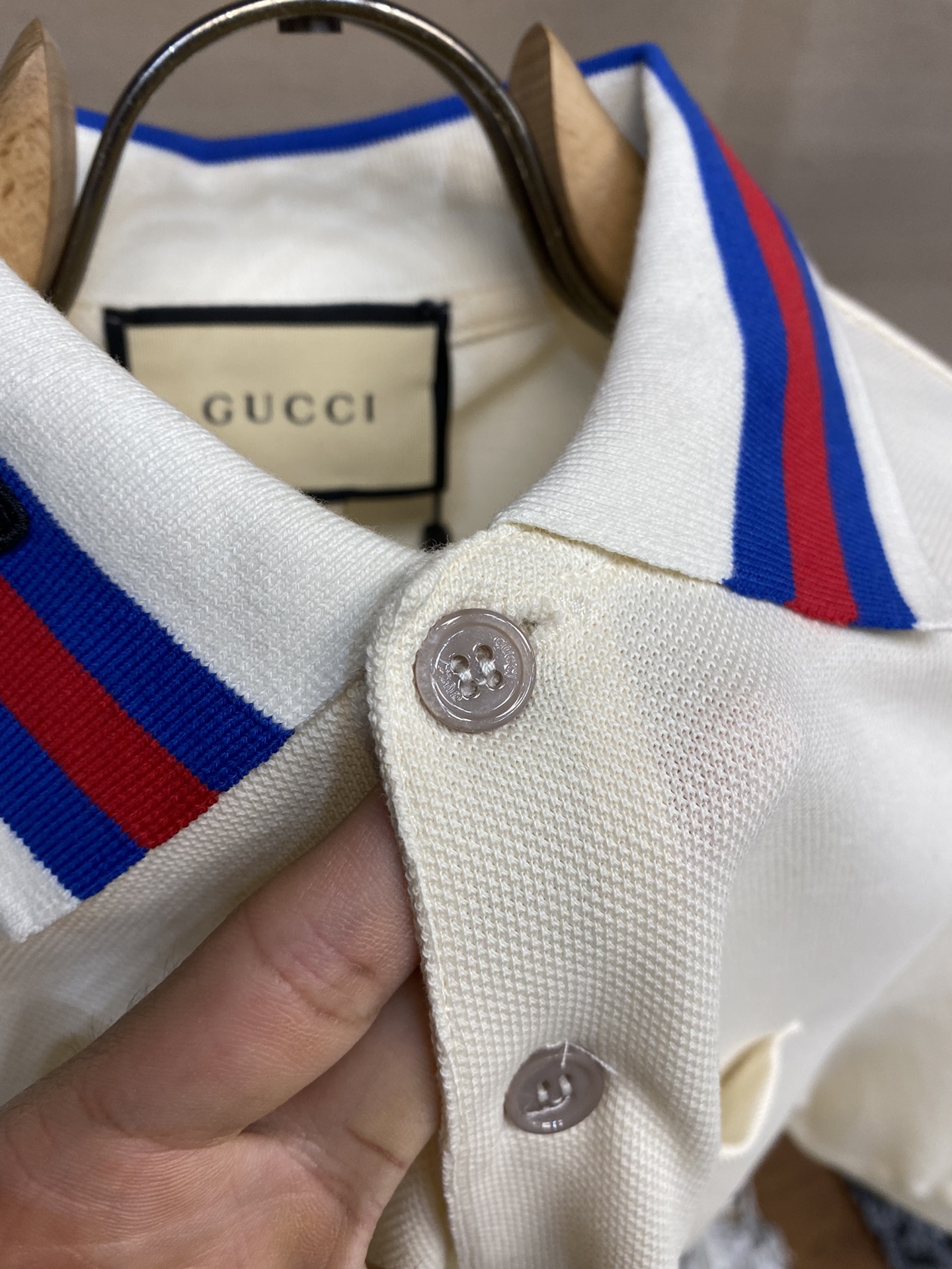 Gucci古驰2024新款POLO衫翻领上身百搭半袖高版本纯棉经典短袖这款纯棉Polo衫采用亮眼的撞色衣