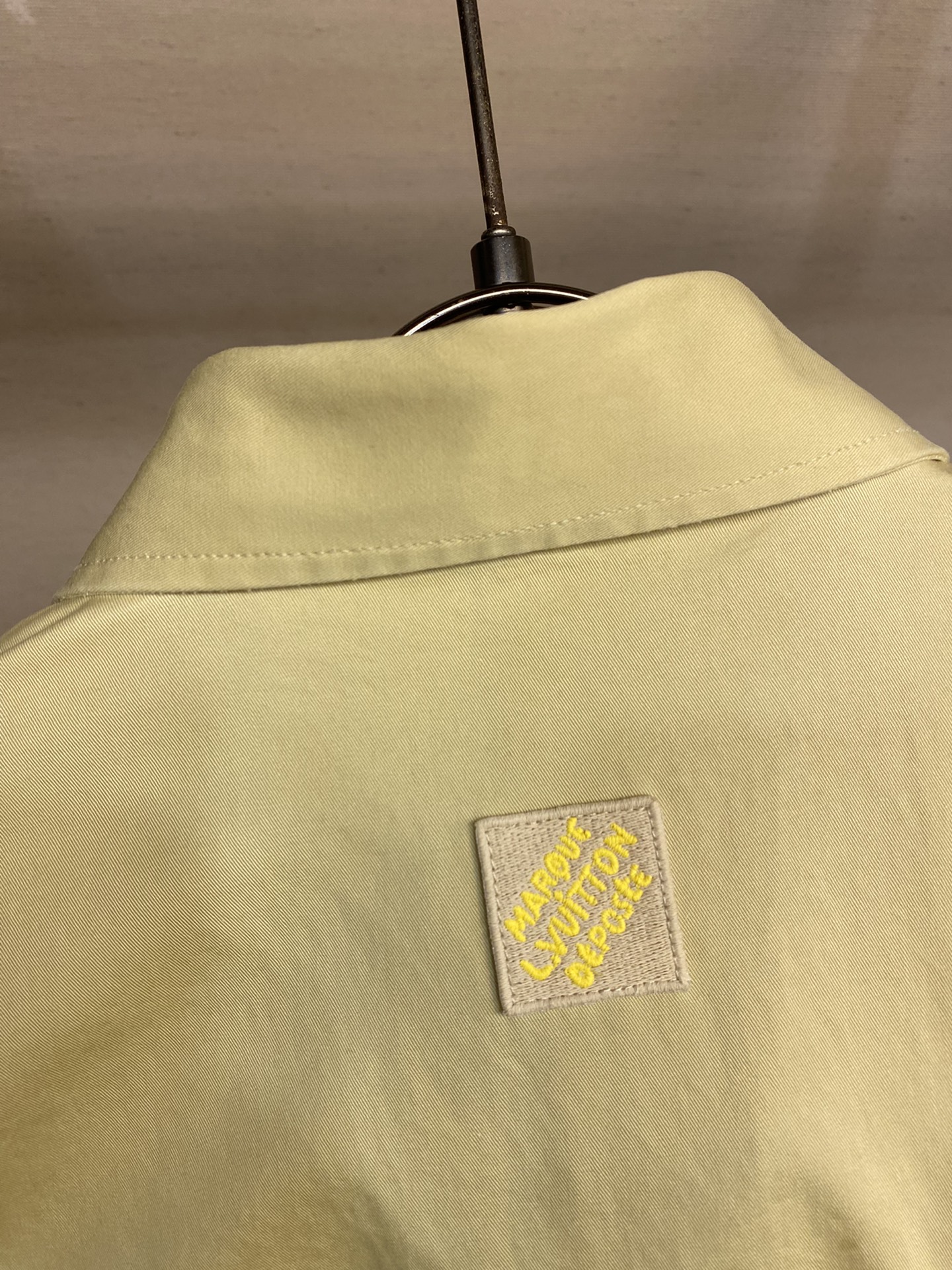 VLVUniform是一种展现LV男装精髓的衬衫它以极致的细节和精良的手工工艺诠释了LV的标志性元素和传