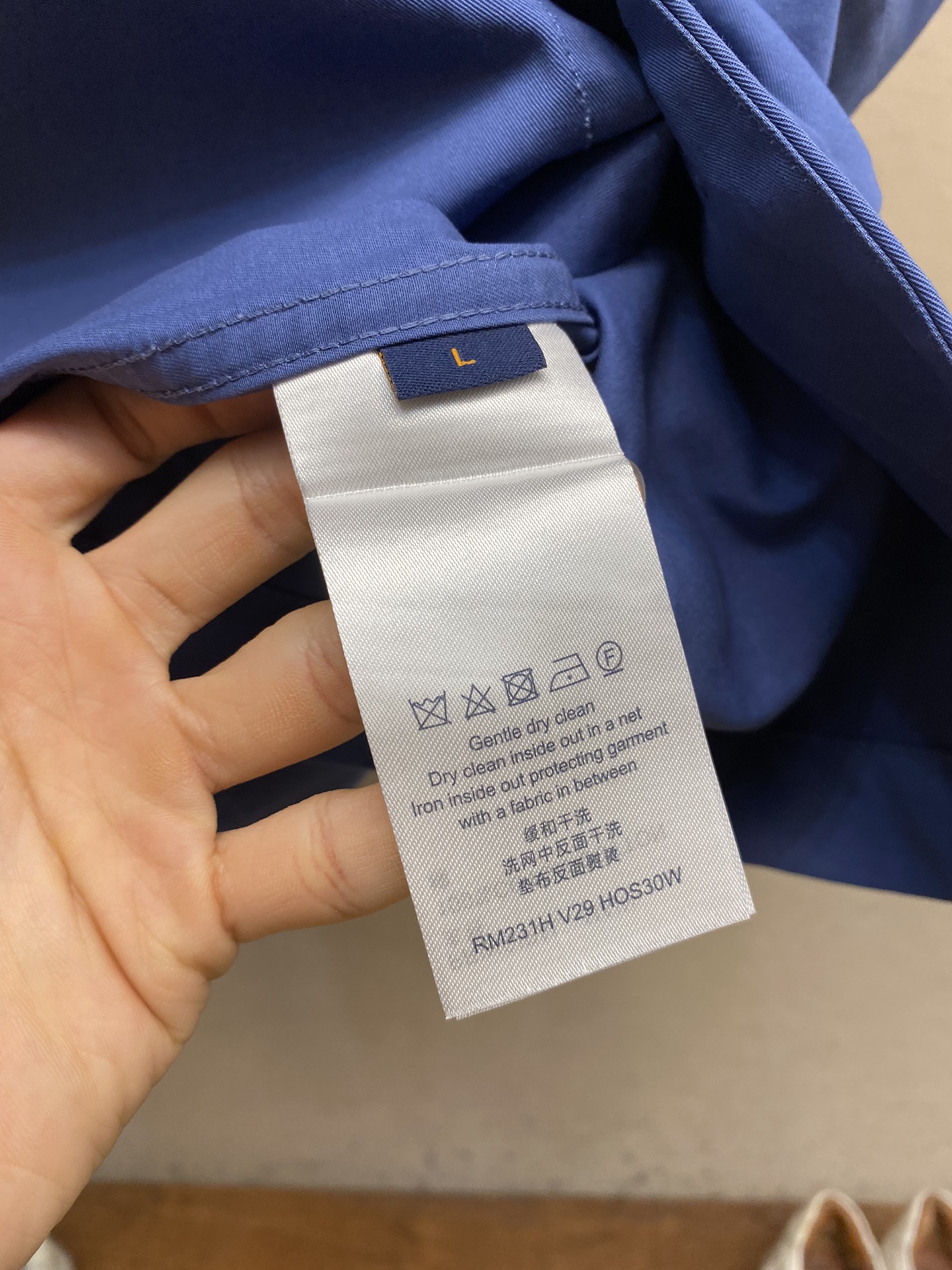 VLVUniform是一种展现LV男装精髓的衬衫它以极致的细节和精良的手工工艺诠释了LV的标志性元素和传
