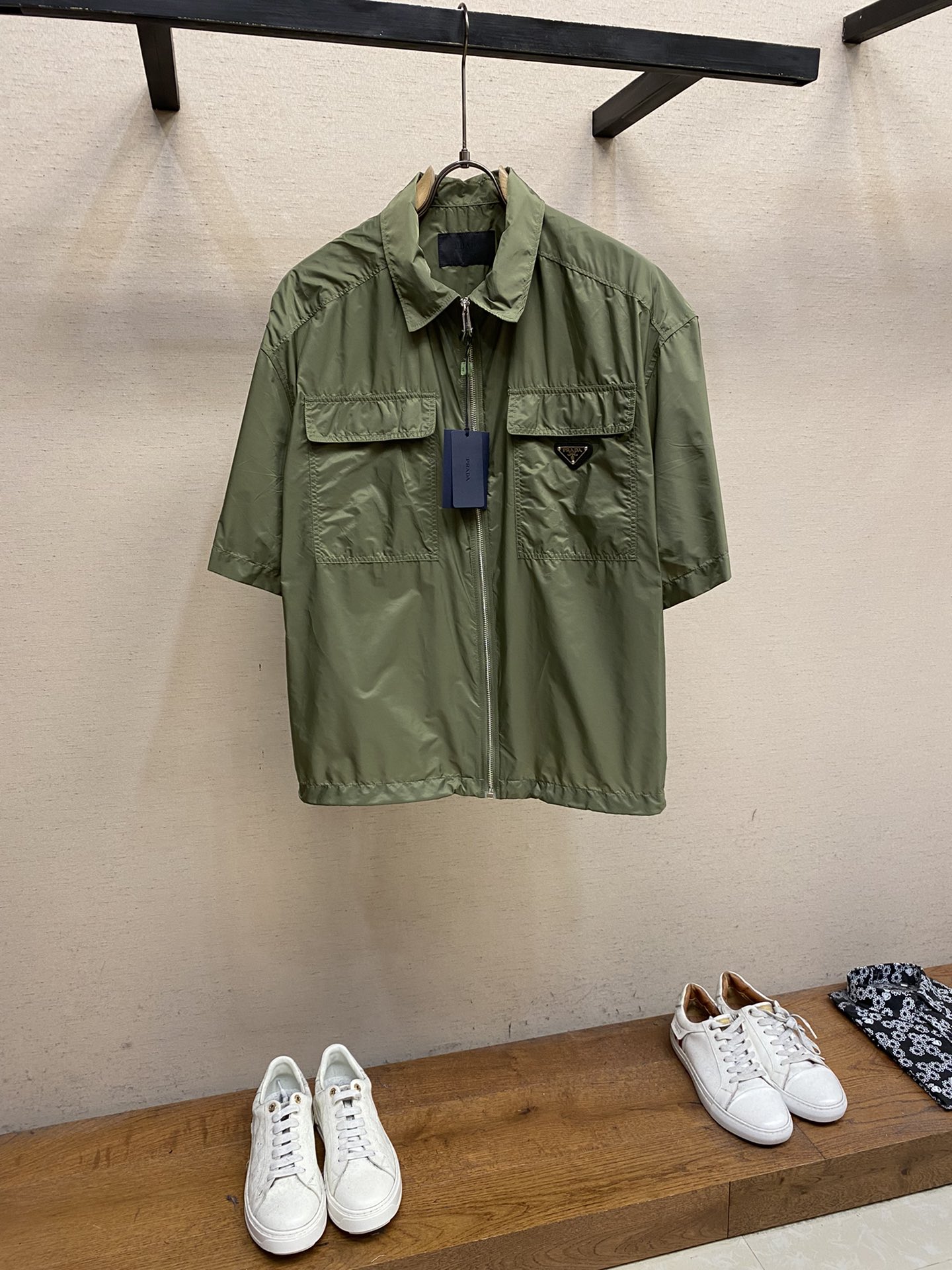 NO:144449,Prada Minimalist Short Sleeve Shirt This short-sleeve shirt combines practical details with sports elements. The fabric is recycled nylon. It is thinner than commonly used fabrics and is more suitable for spring and summer comfort. The neckline adopts semi-full moon corner craft. The back has double duplex splicing details. The upper body is more lines and the zipper lace adds a simple and practical fashion touch. Pig nose buckle. Drawstring. Adjustable hem width Oversize. Flat bottom edge. Size S-XL. Color green, black. Prada. Versace. Shirts. T-shirt. Alexander wang.19860909Prada极简短袖衬衫 这款短袖衬衫将实用细节与运动元素相结合 面料采用再生尼龙 比常用的面料都要薄、更适合春夏的舒适性、 领口采用半圆月凌角工艺后背双复式拼接的细节上身更有线条而拉链衣襟则增添了一抹简洁而实用的时尚触感 猪鼻扣 抽绳 可调节下摆宽度Oversize版型 平直底边 尺码S-XL 颜色绿色,黑色,,prada,versace,shirts,T-shirt,alexander wang,Men's clothing