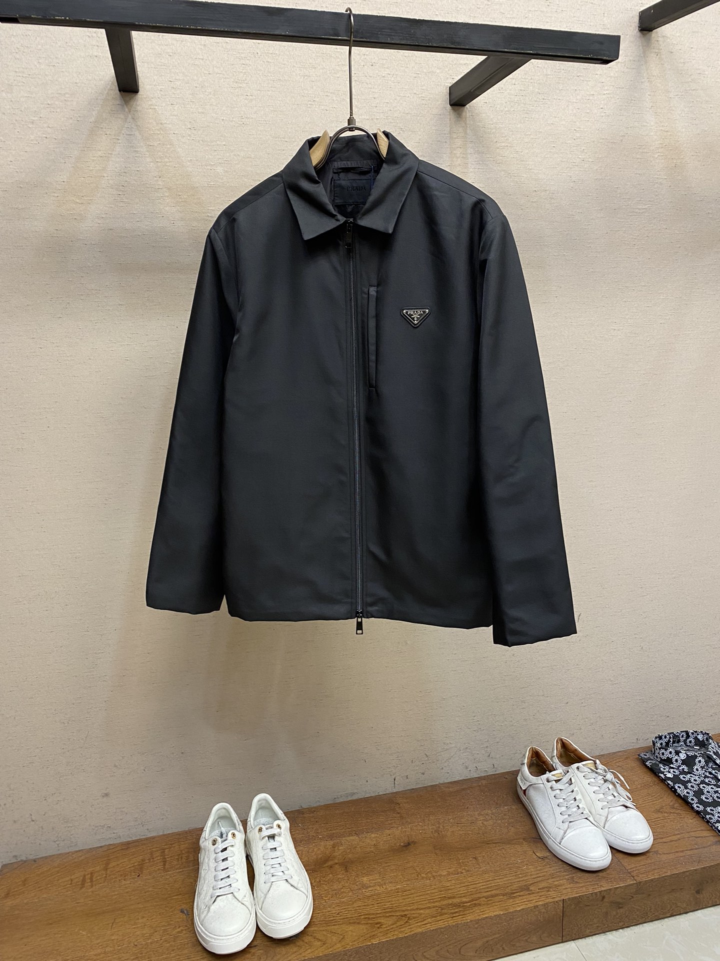 NO:838911,Prada nylon windproof jacket...The whole dress is made of three layers of fabric. The first layer is made of twill Tencel material. The second layer is made of 35D non-woven fabric. The third layer is made of Tencel lining. The upper body is soft and comfortable. 35D non-woven fabric is added to the inside of the craft to achieve the windproof effect. Accessories are customized with 1:1 Prada zipper. Customized 1:1 Prada triangle logo. Customized 1:1 Prada adjusting buckle.... Sizes S-XL, prada, jackets & coats,19860909Prada 尼龙防风外套…整件衣服采用三层面料 第一层采用斜纹天丝料 第二层采用35D无纺布 第三层采用天丝里布 上身柔软舒适 工艺内里加了35D无纺布 可以去到防风效果 辅料定制1:1Prada拉链 定制1:1Prada三角标 定制1:1Prada调节扣.... 尺码S-XL,,prada,jackets & coats,,Men's clothing