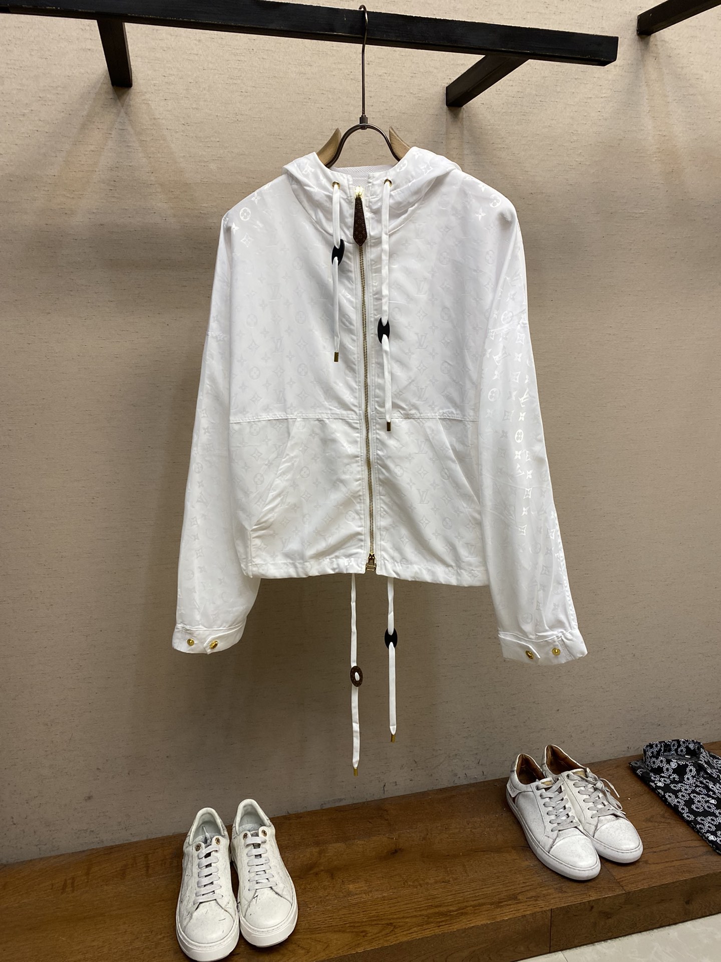 NO:126986,LV 2025 spring new jacket jacket, the new product on the show is perfect, comfortable and warm, the three standards are complete in color and full and attractive, and the very outstanding design easily advances the sense of fashion, the workmanship is extremely exquisite and rigorous, and the wiring is neat and meticulous!  A masterpiece of a big-name designer!  The upper body doesn't look bloated and super handsome!  Spot code M ~ XXXL,,louis vuitton,jackets & coats,jackets & coats,alexander wang19860909LV 2025春季新款夹克外套,秀场新品品相非常完美,舒适保暖,三标齐全色泽饱满诱人,非常出彩的设计,轻松将时髦感进阶,做工极为考究严谨,走线工整细致！大牌设计师巨作！上身不显臃肿、超级帅气！现货码数M ～ XXXL,,louis vuitton,jackets & coats,jackets & coats,alexander wang,Men's clothing