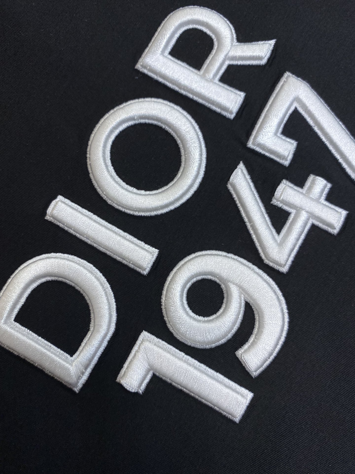 Dior新款短袖yyds日常出门闭眼搭定制丝光弹力棉面料短袖T恤魅力在于创造了简约奢华感的时尚,随意搭配