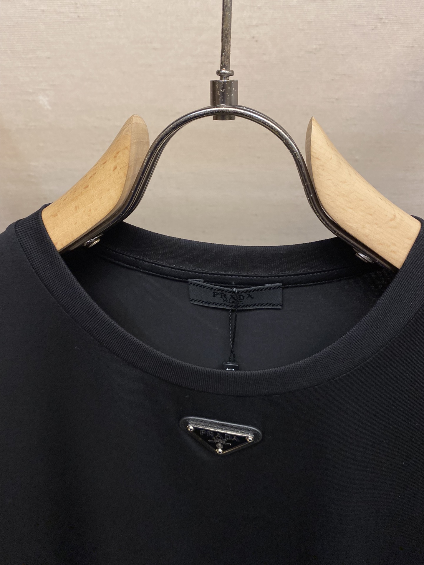 Prada新款短袖yyds日常出门闭眼搭定制丝光弹力棉面料短袖T恤魅力在于创造了简约奢华感的时尚,随意搭