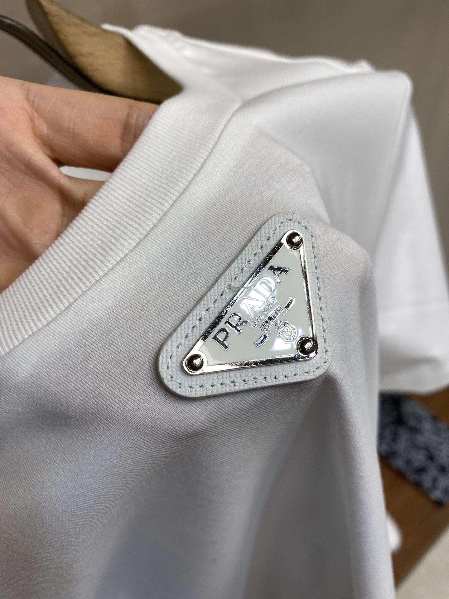 Prada新款短袖yyds日常出门闭眼搭定制丝光弹力棉面料短袖T恤魅力在于创造了简约奢华感的时尚,随意搭