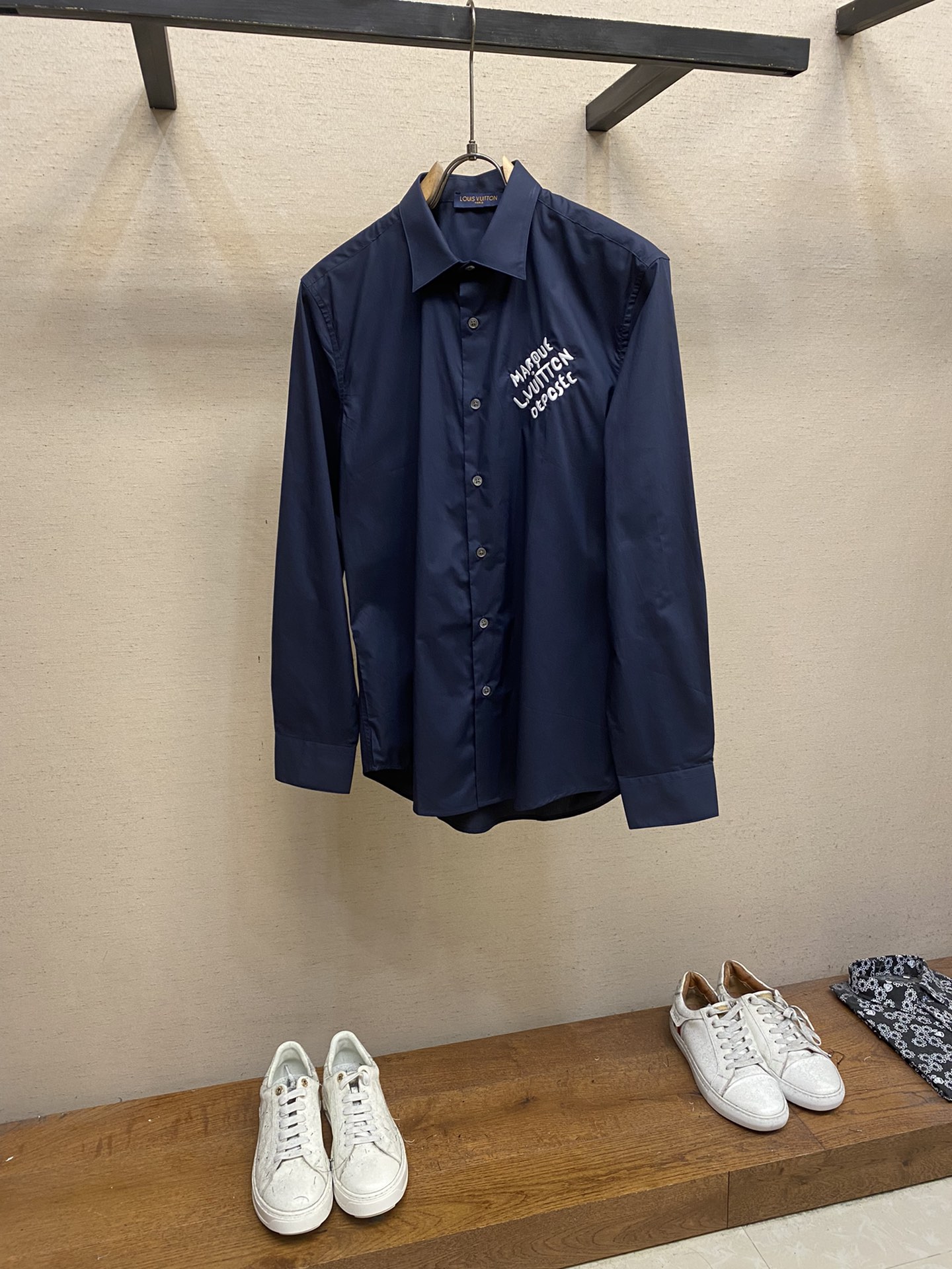 NO:951925,1V. Lvjia letter embroidered shirt!  Same style for men and women!  Spring and summer new styles are on the market!  120 count cotton and silk blended fabric!  Deep sea conch shell buckle!  !  !  !  !  !  !  !  Size S-2xl Color black, blue, louis vuitton, louis vuitton, shirts,198609091V、驴家字母绣花衬衫！男女同款！ 春夏新款上市！ 120支棉丝混纺面料！ 深海塔螺贝壳扣！！！！！！！！ 尺码S-2xl 颜色黑色,蓝色,,louis vuitton,louis vuitton,shirts,,Men's clothing