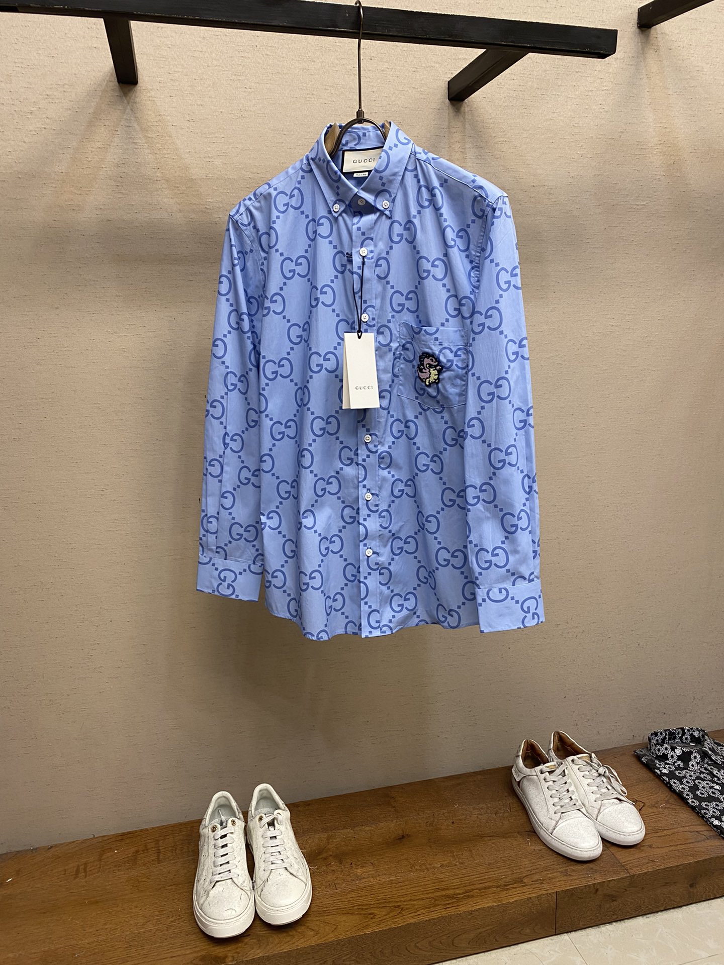 NO:951935,Gucci's new pure cotton printed shirt. This checked cotton shirt adopts the super double G pattern. The classic GG pattern, which is interpreted from Mr. GuccioGucci's initials, has a new charm. Sky blue super double G shirt!  !  !  !  !  !  !  Size S-2xl,,gucci,shirts,19860909Gucci新款纯棉印花衬衫 这款格线棉衬衫采用超级双G图案演绎 由 GuccioGucci先生姓名缩写演绎而来的经典 GG图案焕发出新的魅力 天蓝色超级双G衬衫！！！！！！！ 尺码S-2xl,,gucci,shirts,,Men's clothing