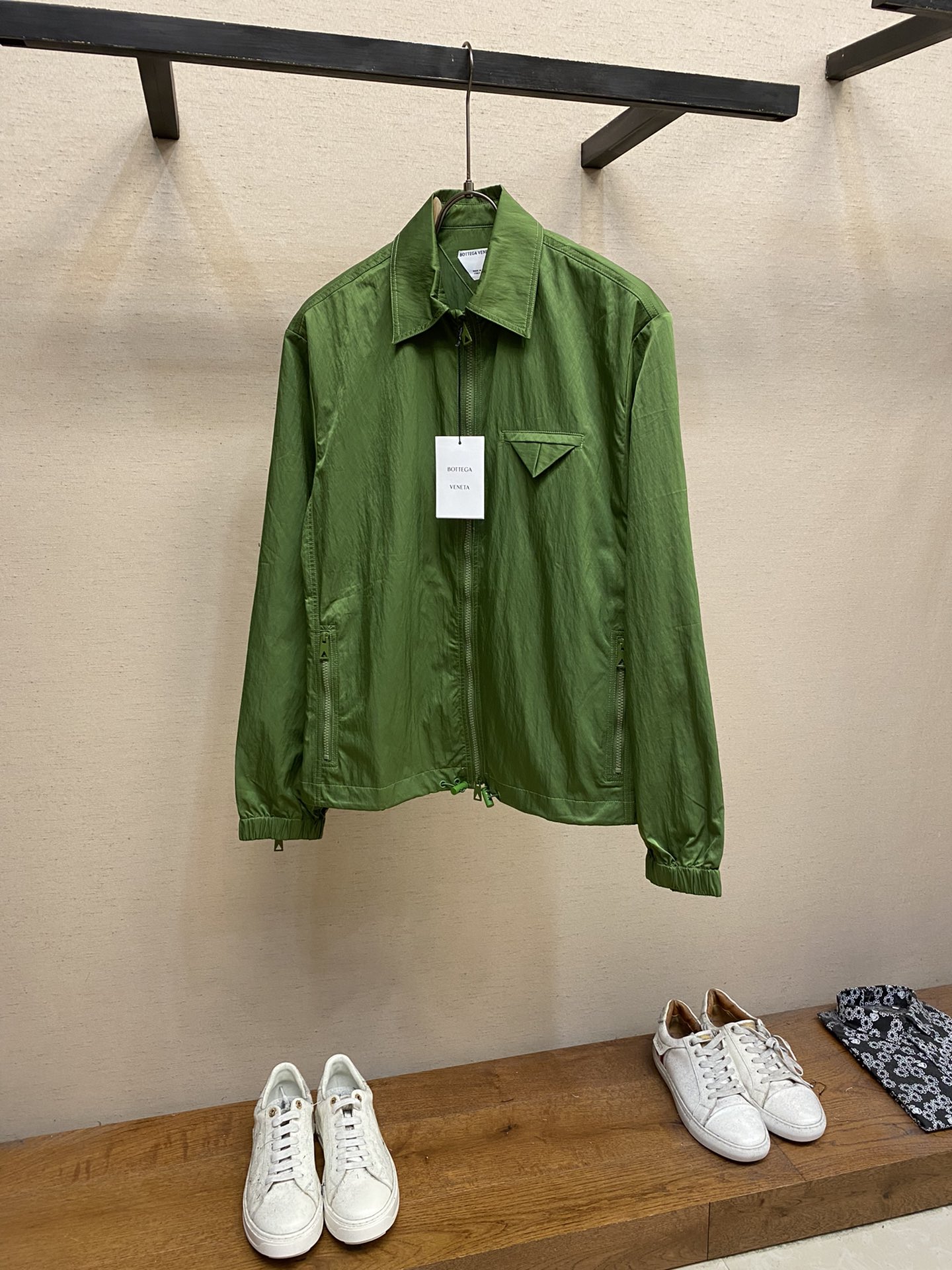 PsddyyeBottega Veneta三角口袋饰拉链防风夹克这款夹克选用防风面料呈现出经典版型，整体廓形利落合身，绿色调摩登率性，三角口袋缀饰更添低调辨识度，瞬间提升都市造型的吸睛指数。尺码：S-XL颜色：绿色，黑色，蓝色