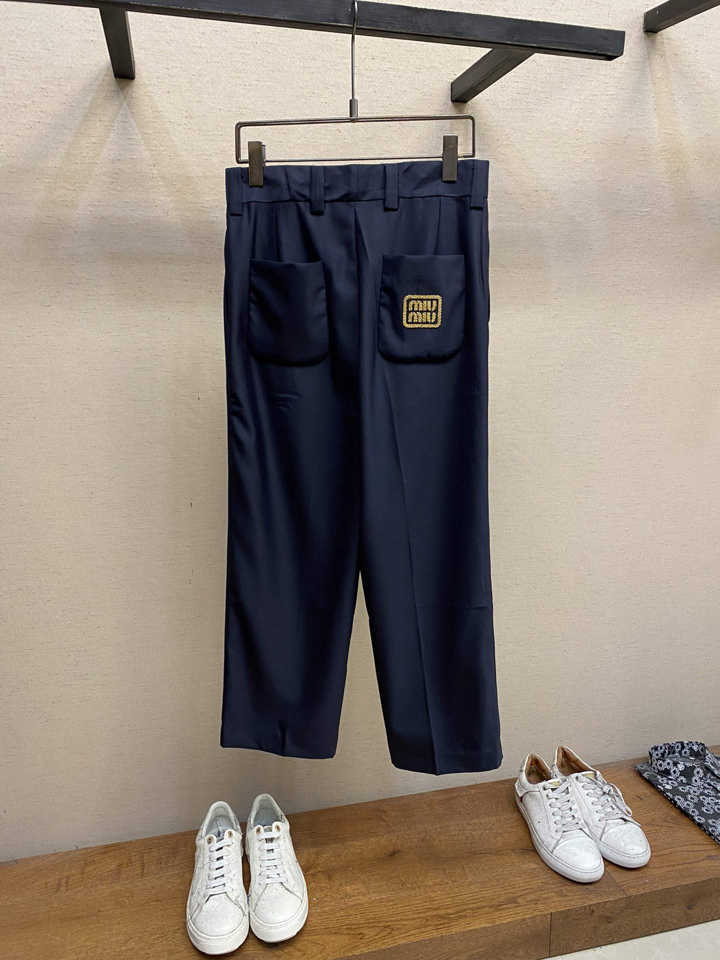 Luxury Miumiu Wool Shorts at Special Price: $323, 100% Wool, Gold Logo Detail - 图片 2