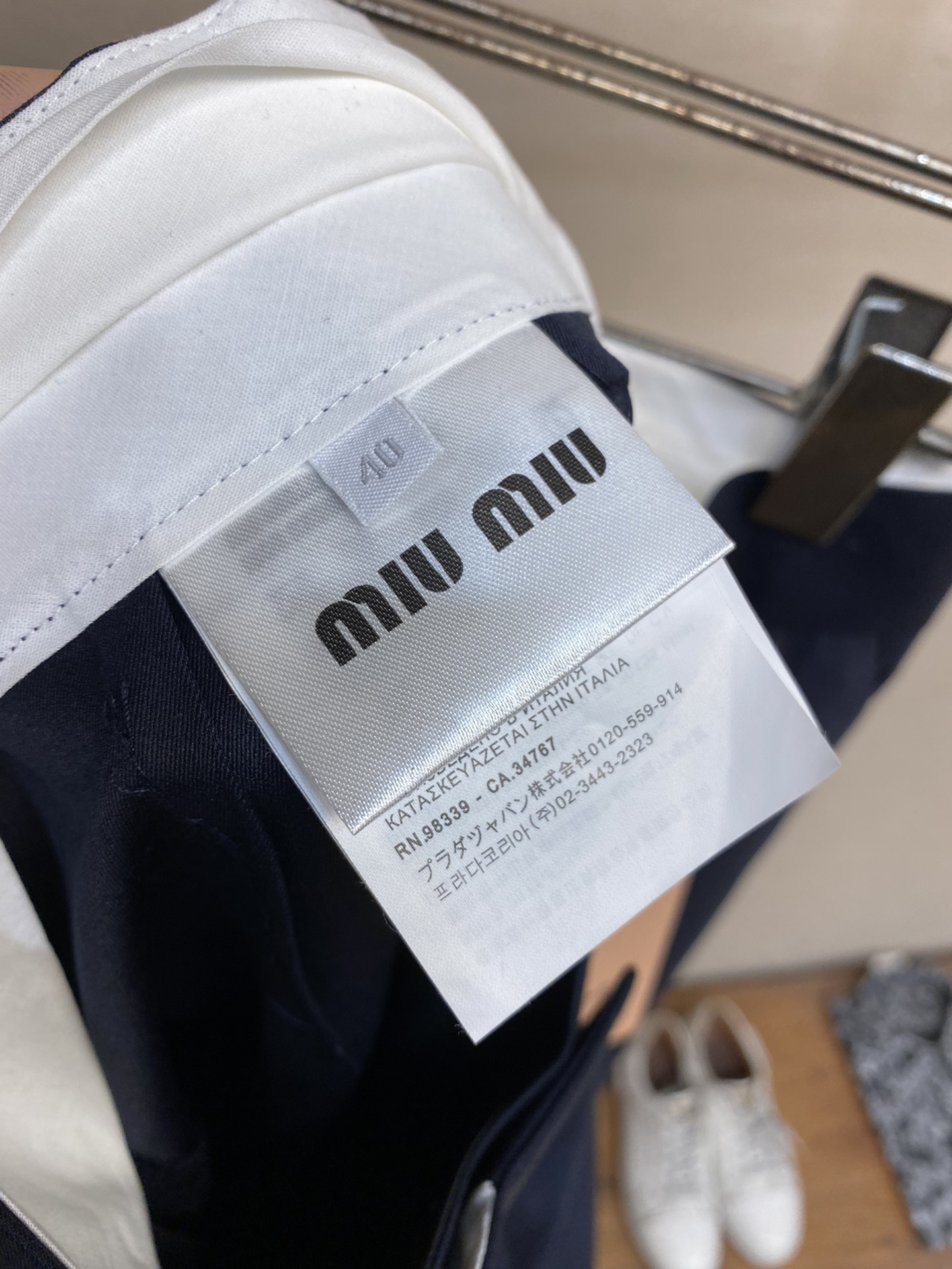Luxury Miumiu Wool Shorts at Special Price: $323, 100% Wool, Gold Logo Detail - 图片 4