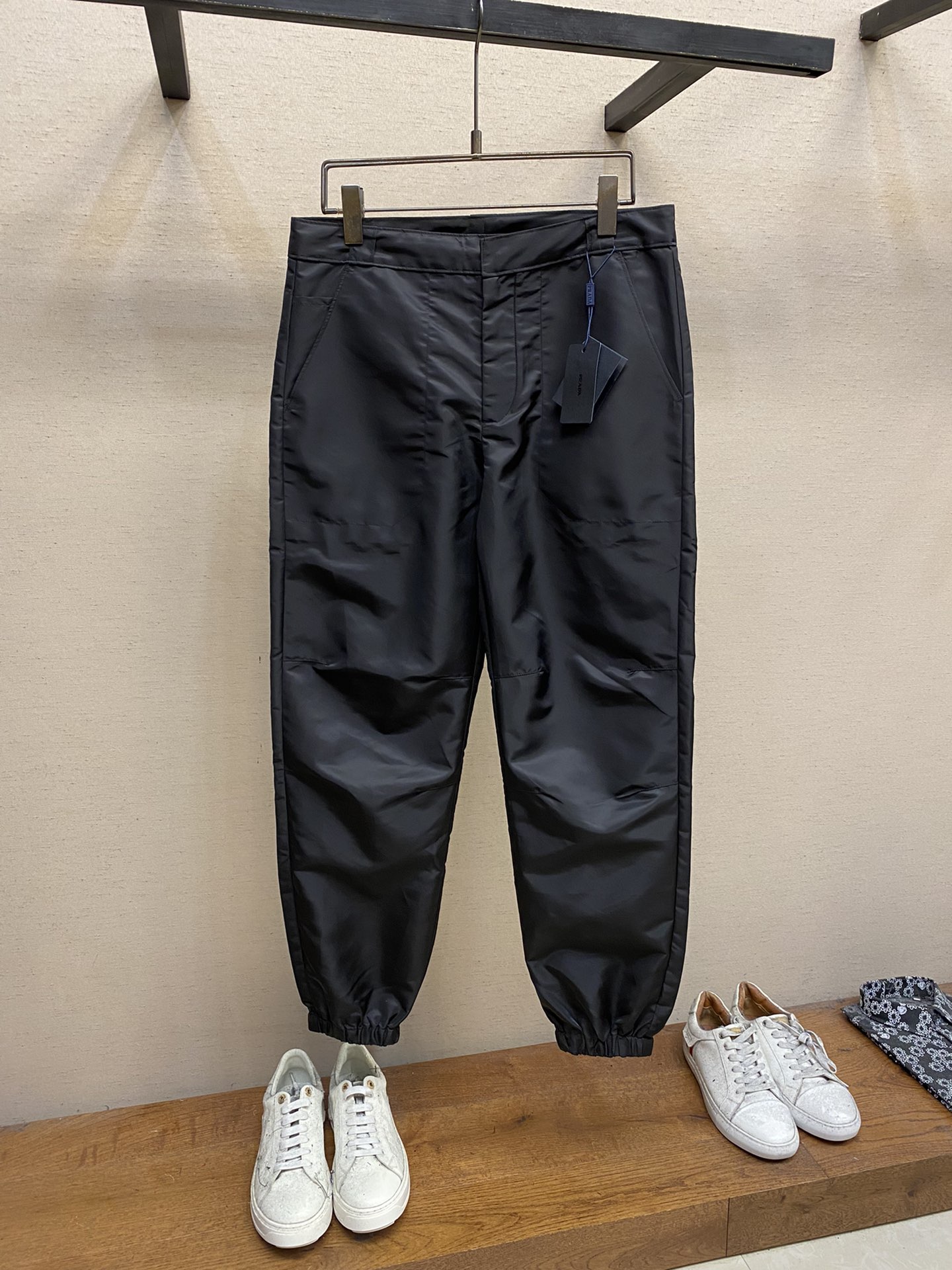 NO:838889,PRADA's new casual pants, double pleated design at the knees, are versatile and casual, and can be worn for daily work and outdoor sports. They are the perfect combination of fashion, leisure and outdoor sports, so they are your best choice whether you wear them daily or outdoors. Extreme comfort and quick perspiration are the most popular focus, which improves the wearing comfort and is suitable for aerobic exercise and cross-country running. This style is a versatile casual pants with an extremely wide range of applications... Sizes S-XL, prada,19860909PRADA 新款休闲裤 膝盖处双褶设计 百搭休闲 ,日常上班 户外运动都可以穿着,是时尚休闲与户外运动的完美结合,所以无论您平时穿或者户外穿都是您的最佳选择.极致舒适和快速排汗是备受青睐的重点,提升穿着舒适度,适合有氧运动和越野跑条件下穿着,此款是一件适用范围极其广泛的百搭休闲裤..... 尺码S-XL,,prada,,Men's clothing
