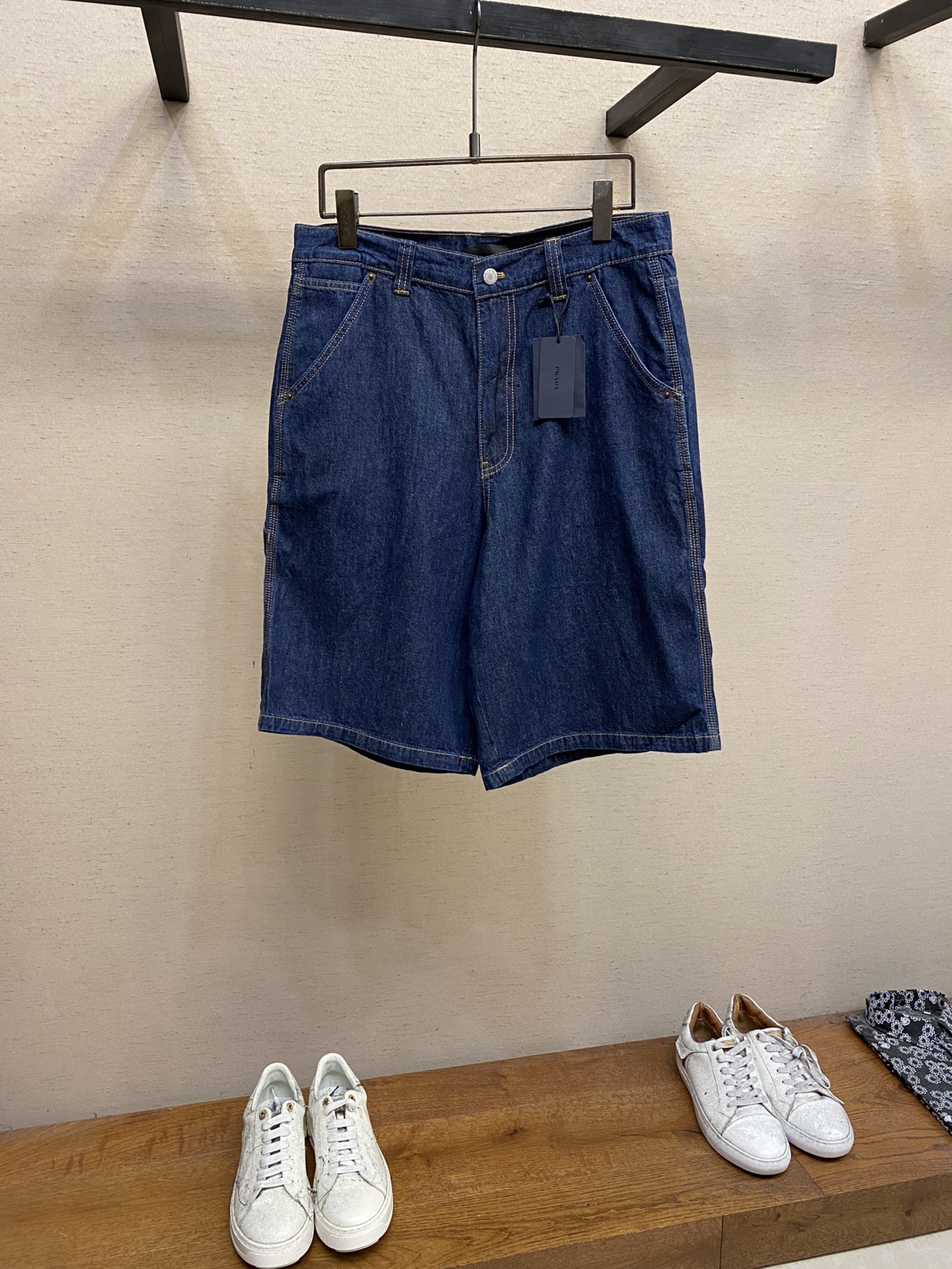 NO:152428,Prada, 24SS Prada denim shorts The fabric is made of pure cotton yarn indigo dyed as warp yarn, the original color yarn is made of weft yarn, and is made of thick-stretched twill denim fabric woven with three upper and right twill tissues. The shorts with OS styles are magnified in waist, hip circumference, and width of trousers to suit those who like to be loose or need a larger space for movement. Washed with water. The contrasting inter-top lines outline a modern silhouette, while the iconic triangular metal logo of enamel adds a classic atmosphere. Size S-XL, prada, shorts, alexander wang19860909Prada、24SS Prada牛仔短裤 面料是由纯棉纱靛蓝染色作经纱,本色纱作纬纱,采用三上一下右斜纹组织交织而成的粗支斜纹牛仔布. 采用OS版型的短裤在腰围、臀围、裤腿宽度等方面都会有所放大,以适应那些喜欢宽松或需要更大 活动空间的人群 经水洗处理.对比鲜明的间面线勾勒出现代感十足的廓形,而标志性的涂珐琅三角形金属徽标平添经典气息. 尺码S-XL,,prada,shorts,alexander wang,Men's clothing