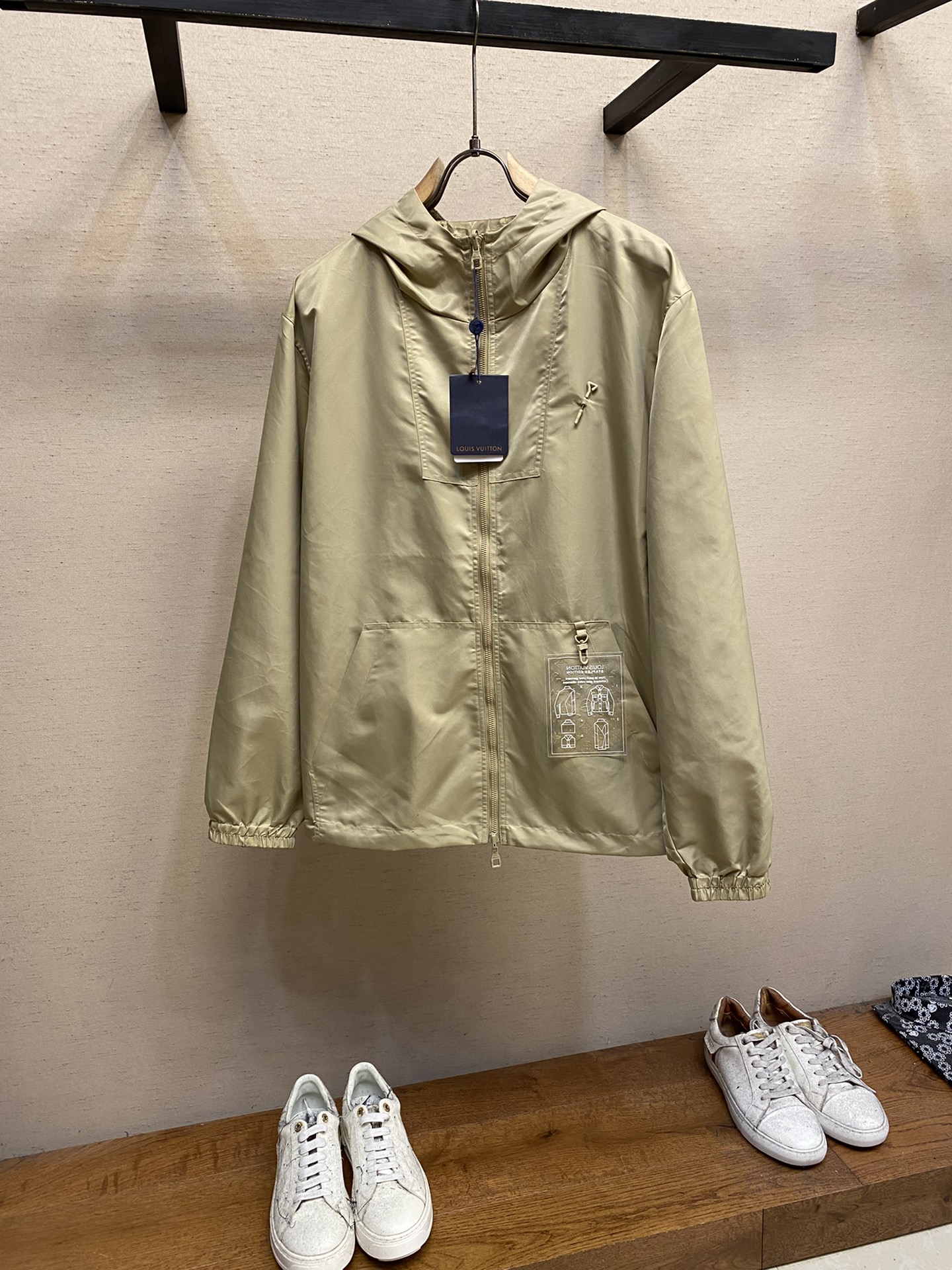 NO:509943,1V Louis FW Early Autumn MONOGRAM Nylon Double-sided Hooded Windproof Jacket This windproof jacket is a plain matte side that incorporates hook buckles and needles on the left chest. The full Monogram jacquard pattern is flipped and released. The water-repellent technology fabric can easily cope with weather changes. The washing method involves many hardware accessories, only dry cleaning medium-temperature pad ironing!  Size S-XL Colors Black, Khaki, White, Louis vuitton,jackets & coats,jackets & coats,hats,alexander wang198609091V路易家FW早秋 MONOGRAM 锦纶双面连帽防风外套风衣 本款防风夹克为素色哑光一面融入钩扣和左侧胸前的饰针,翻转即现全幅 Monogram 提花织纹.拒水科技面料轻松应对天气变化. 洗涤方式涉及众多五金配饰仅限干洗中温垫布熨烫！ 尺码S-XL 颜色黑色、卡其、白色,,louis vuitton,jackets & coats,jackets & coats,hats,alexander wang,Men's clothing