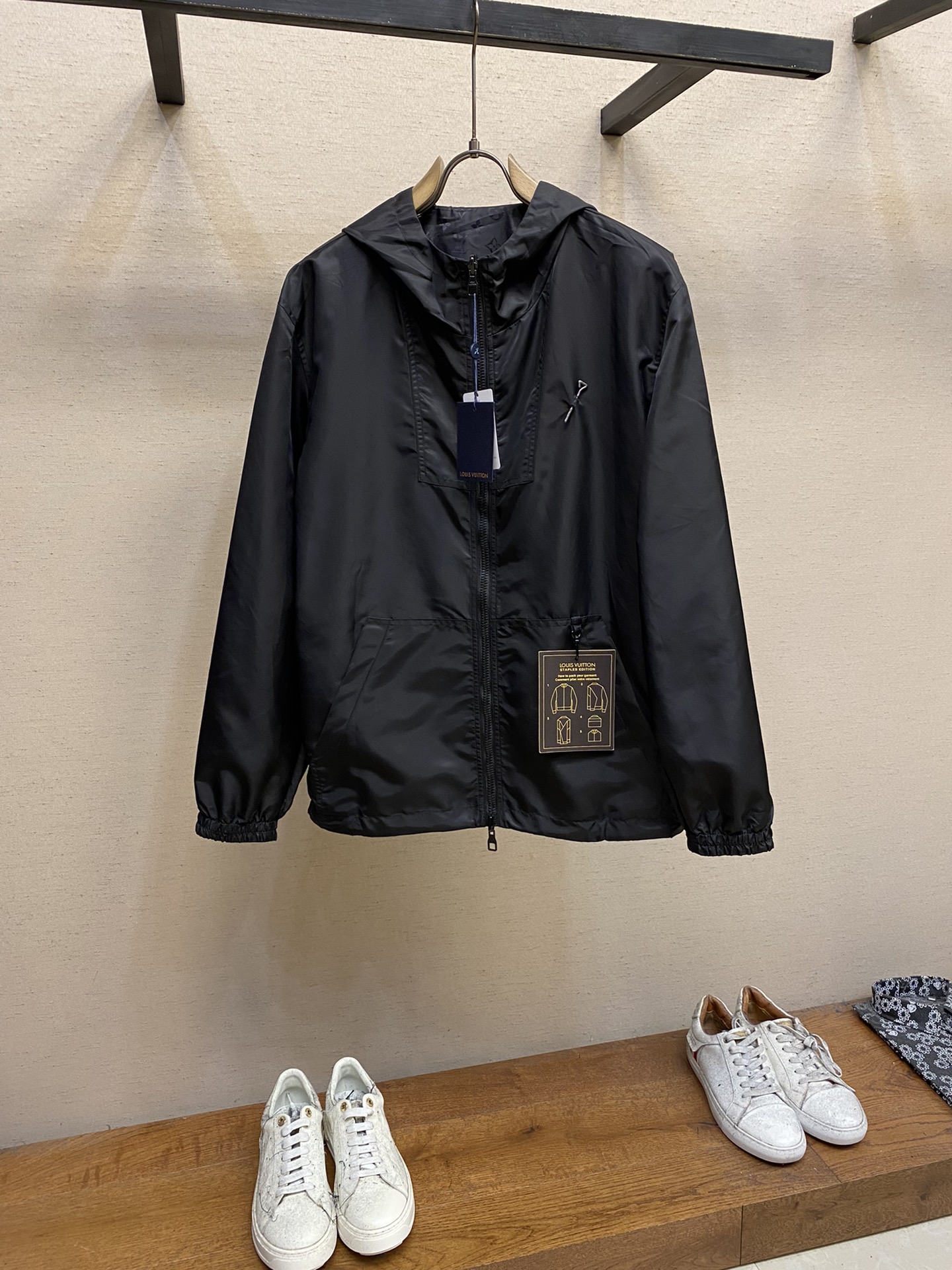 NO:495601,1V Louis FW Early Autumn MONOGRAM Nylon Double-sided Hooded Windproof Jacket This windproof jacket is a plain matte side that incorporates hook buckles and needles on the left chest. The full Monogram jacquard pattern is flipped and released. The water-repellent technology fabric can easily cope with weather changes. The washing method involves many hardware accessories, only dry cleaning medium-temperature pad ironing!  Size S-XL Colors Black, Khaki, White, Louis vuitton,jackets & coats,jackets & coats,hats,alexander wang198609091V路易家FW早秋 MONOGRAM 锦纶双面连帽防风外套风衣 本款防风夹克为素色哑光一面融入钩扣和左侧胸前的饰针,翻转即现全幅 Monogram 提花织纹.拒水科技面料轻松应对天气变化. 洗涤方式涉及众多五金配饰仅限干洗中温垫布熨烫！ 尺码S-XL 颜色黑色、卡其、白色,,louis vuitton,jackets & coats,jackets & coats,hats,alexander wang,Men's clothing