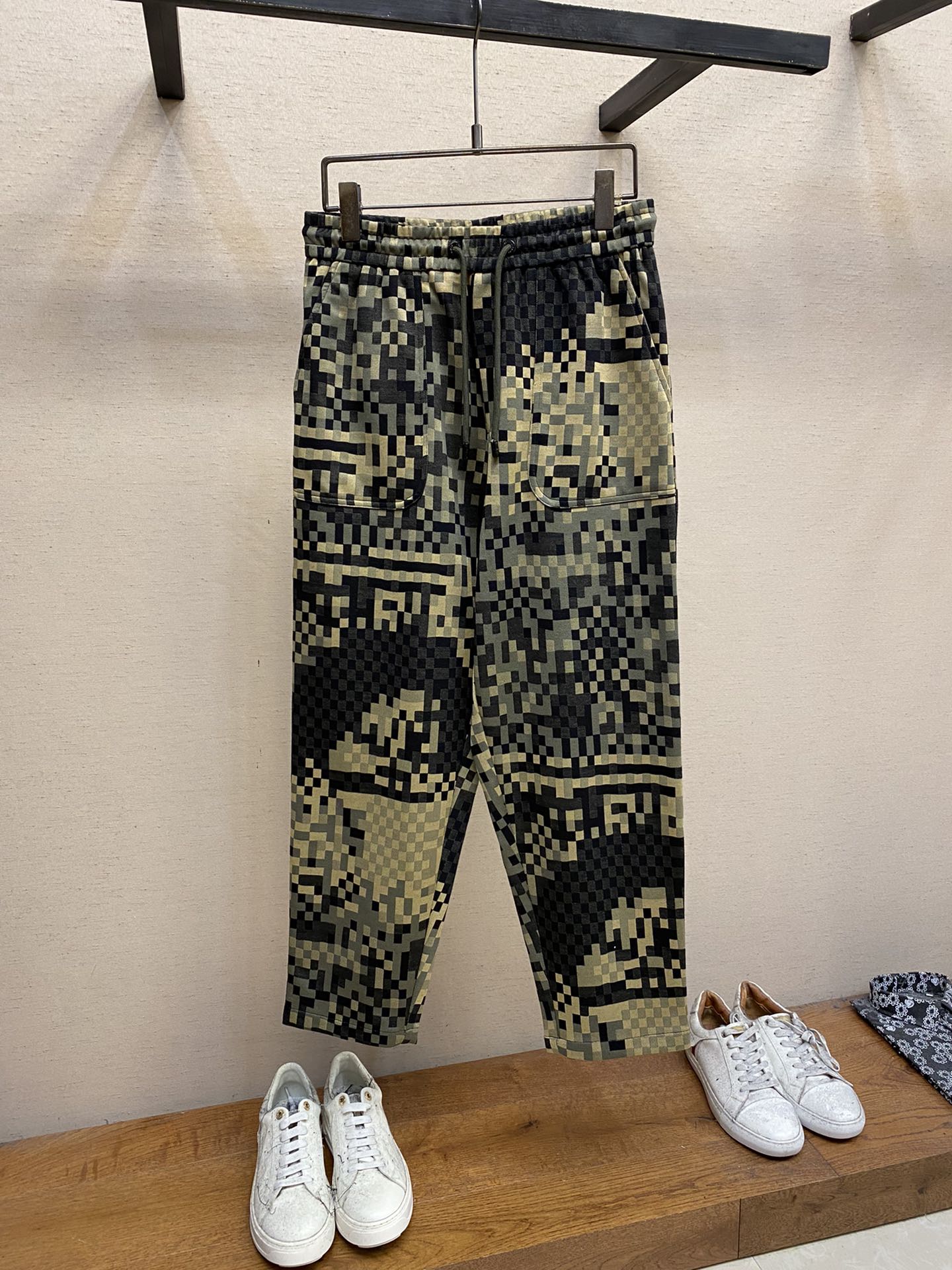 NO:613057,1V. Men’s casual shorts. The latest upper body style is invincible!  You can definitely close your eyes and close your eyes. This type of pants is very versatile and has an elastic waist. It can be worn in daily work and outdoor sports. It is the perfect combination of fashion, leisure and outdoor sports, so it is your best choice whether you wear it daily or outdoors. Extreme comfort and quick perspiration are the most popular focus, improving the wearing comfort. It is suitable for aerobic exercise and cross-country running. This type of running casual pants has an extremely wide range of applications, allowing you to naturally maintain your love for sports in the summer, and can also be worn in leisure life.  Size M-3xl,,shorts,alexander wang198609091V、男士休闲短裤 最新款上身版型无敌正！ 绝对可以闭眼收的一款 此款裤子非常百搭,弹力腰围,日常上班 户外运动都可以穿着,是时尚休闲与户外运动的完美结合,所以无论您平时穿或者户外穿都是您的最佳选择. 极致舒适和快速排汗是备受青睐的重点,提升穿着舒适度,适合有氧运动和越野跑条件下穿着,此款是一件适用范围极其广泛的跑步休闲裤,让你在夏天自然可以保持对运动热爱,也可以在休闲生活中穿着 尺码M-3xl,,shorts,alexander wang,Men's clothing