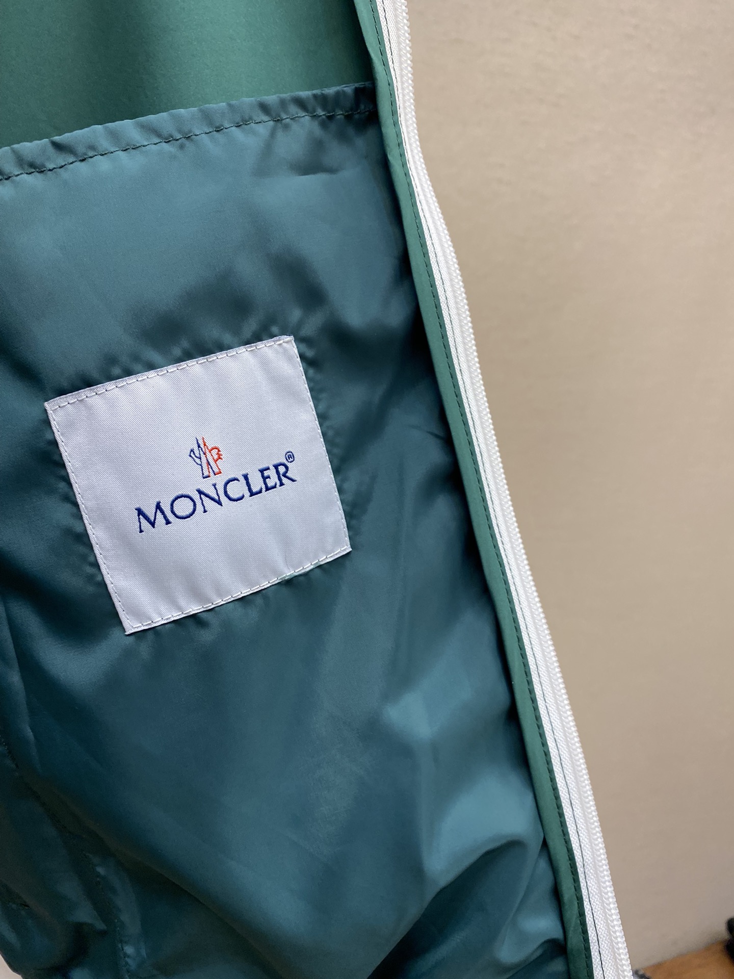 Moncler24最新秋季新款!兼具时尚风格与科技性能的夹克外套!真是高级简单又很酷!Etiache连帽