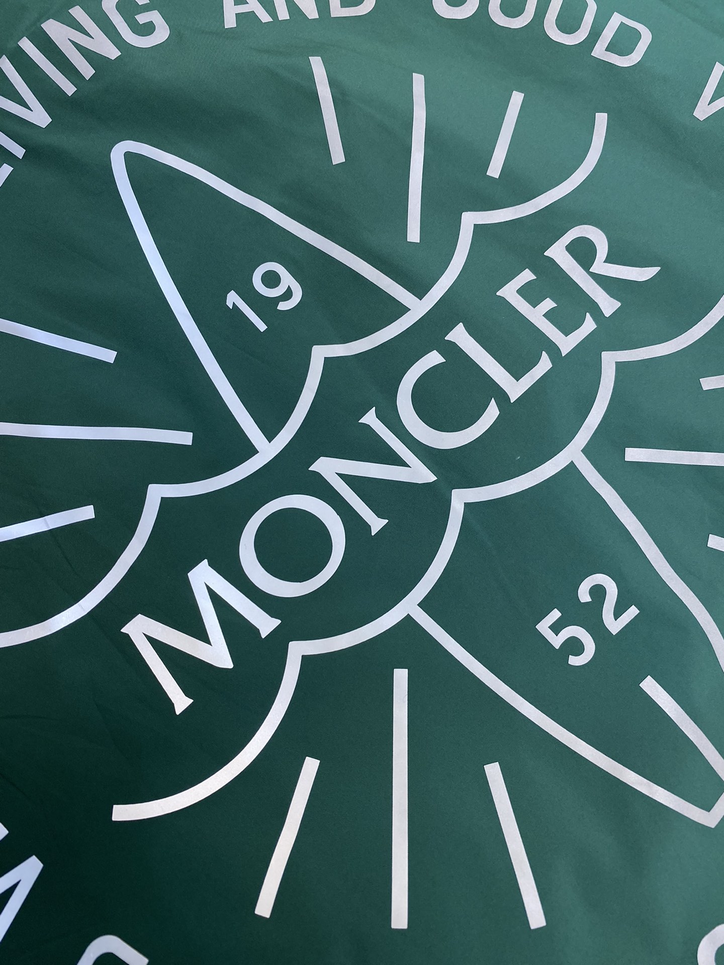 Moncler24最新秋季新款!兼具时尚风格与科技性能的夹克外套!真是高级简单又很酷!Etiache连帽