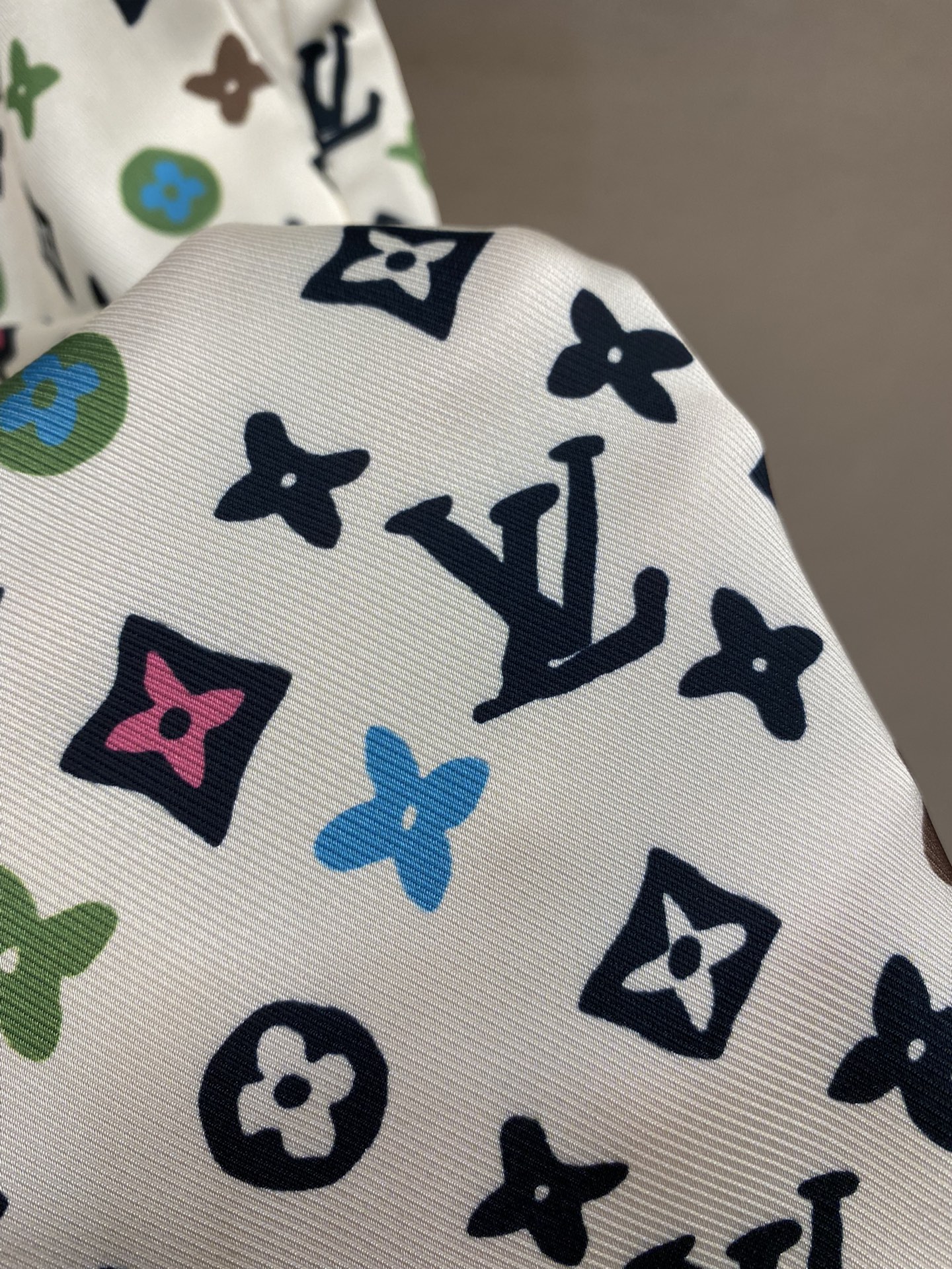 New LV Logo Shirt with Shorts Outshines Last Year’s Cowboy Style, High-Density Sarcophagus. - 图片 5