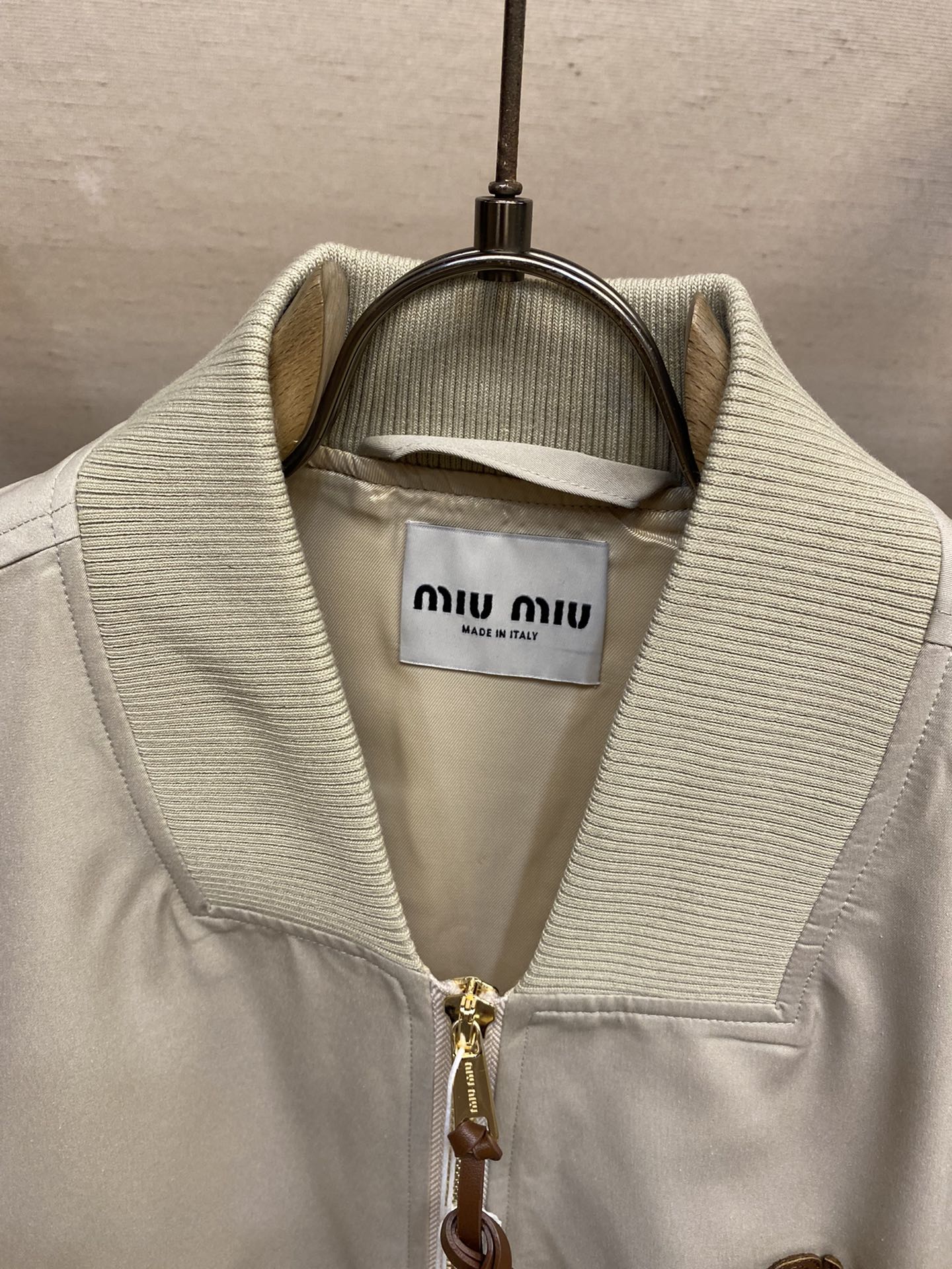 Miumiu/复刻缪缪Logo字母贴皮拉链宽松飞行员夹克外套真的是太懂时尚了#男孩阵营#miumiu男孩