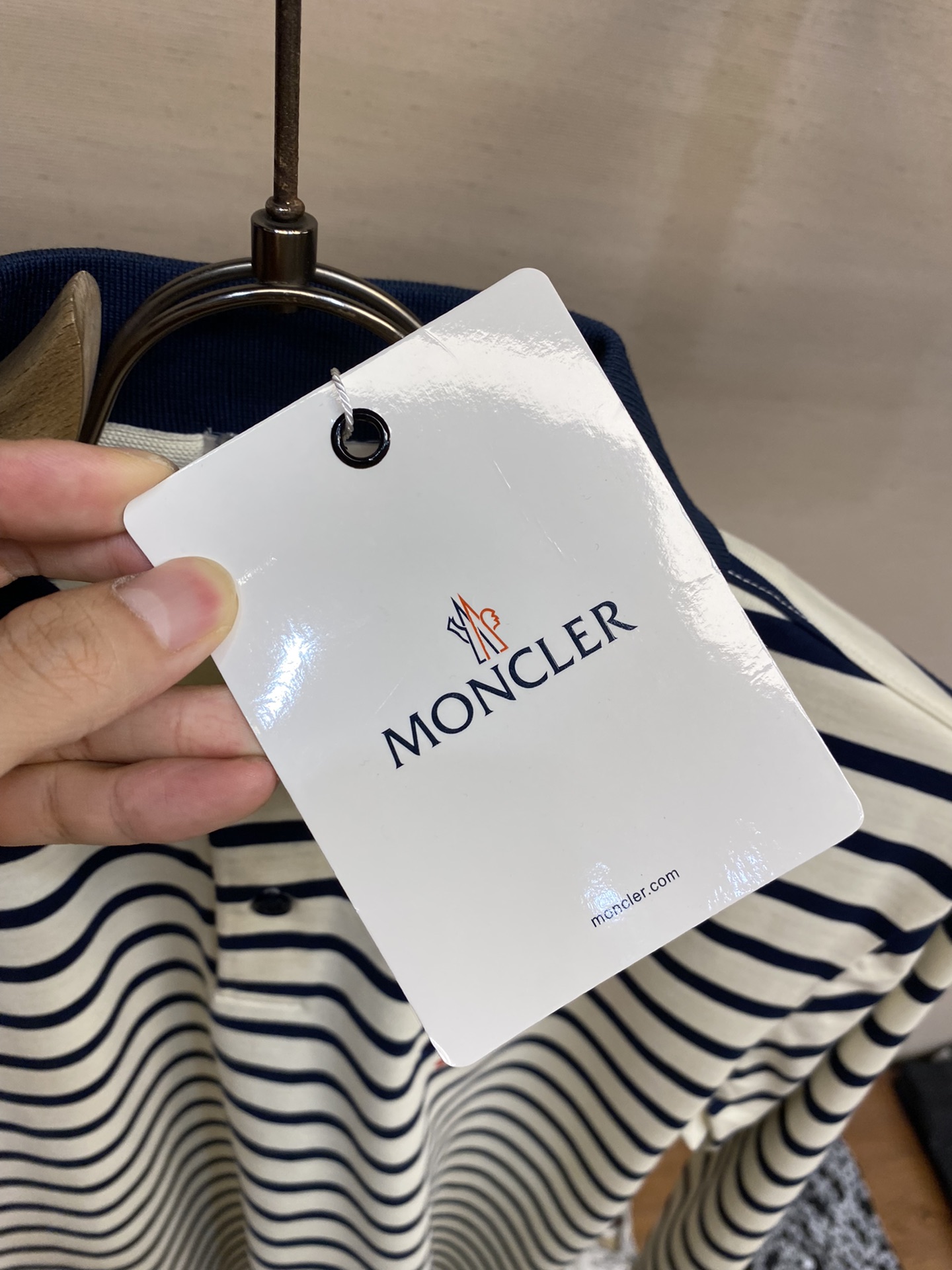 Moncler24早秋Logo刺绣翻领长袖24早秋爆款的翻领Polo衫无数明星网红上身打卡鲜明个性融入的