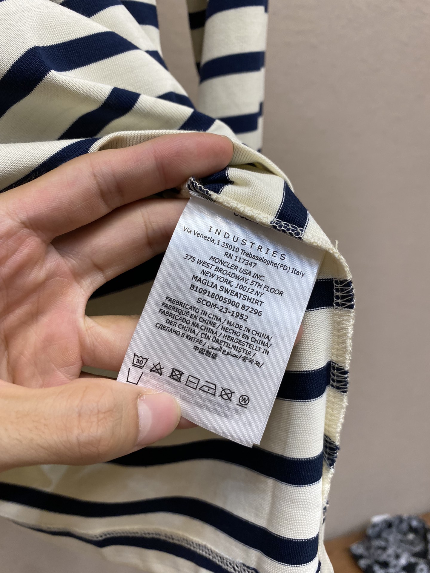 Moncler24早秋Logo刺绣翻领长袖24早秋爆款的翻领Polo衫无数明星网红上身打卡鲜明个性融入的