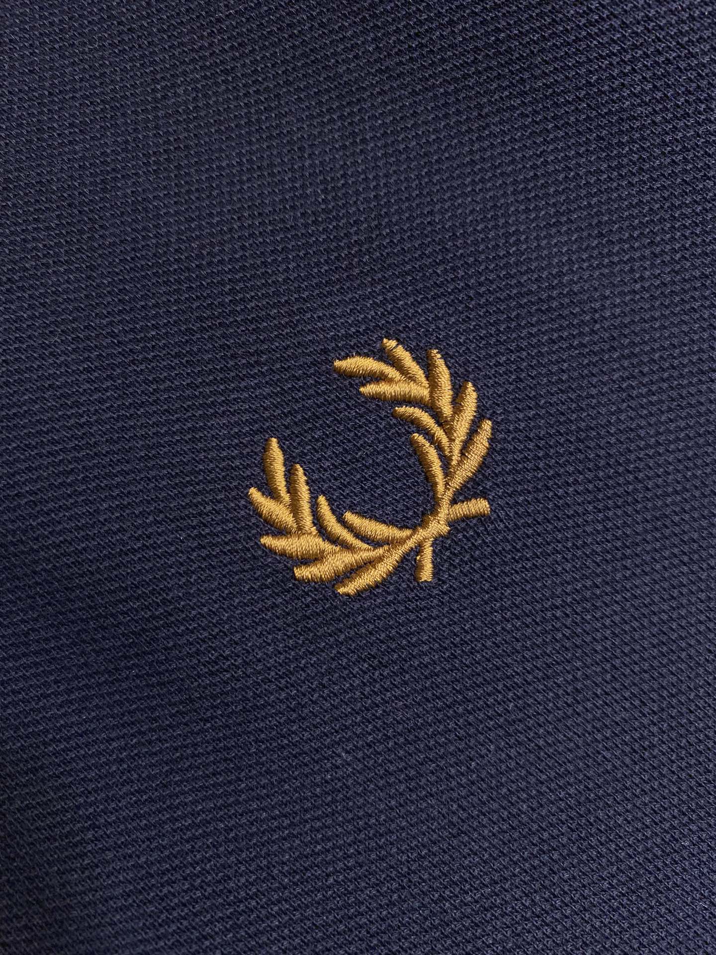 FREDPERRY2024春夏作为年年经典基础款不同的工艺呈现不一样的时尚感今年我家采用立体刺绣工艺来呈