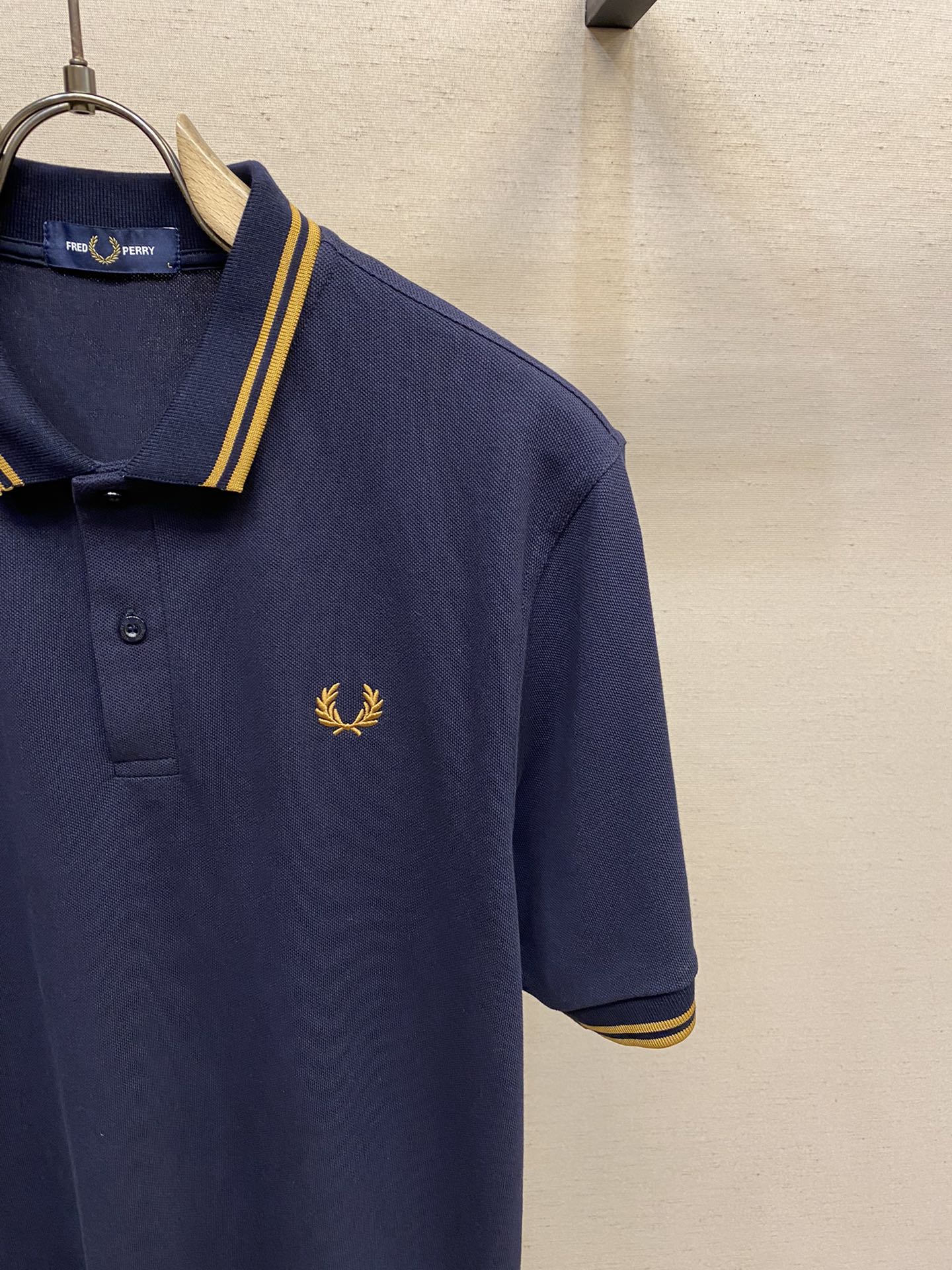 FREDPERRY2024春夏作为年年经典基础款不同的工艺呈现不一样的时尚感今年我家采用立体刺绣工艺来呈