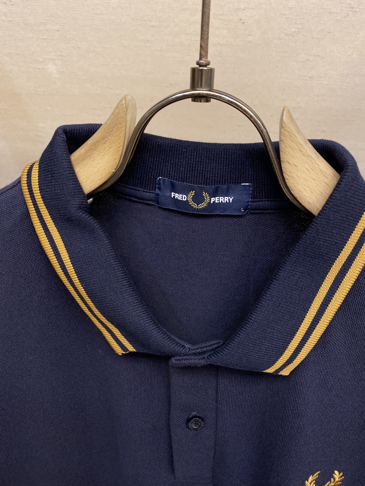 FREDPERRY2024春夏作为年年经典基础款不同的工艺呈现不一样的时尚感今年我家采用立体刺绣工艺来呈