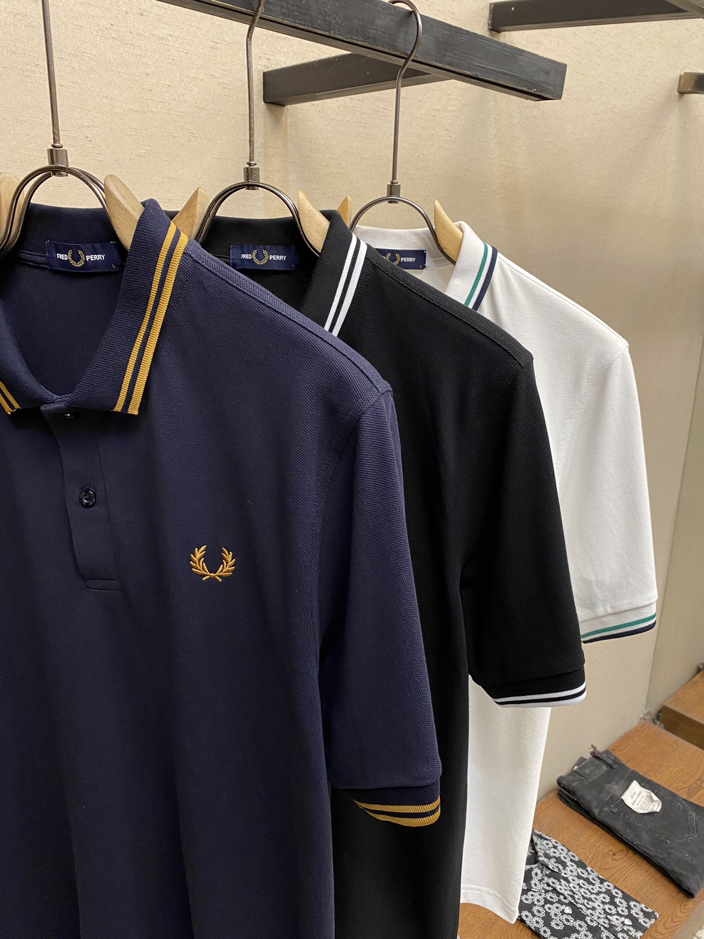 FREDPERRY2024春夏作为年年经典基础款不同的工艺呈现不一样的时尚感今年我家采用立体刺绣工艺来呈