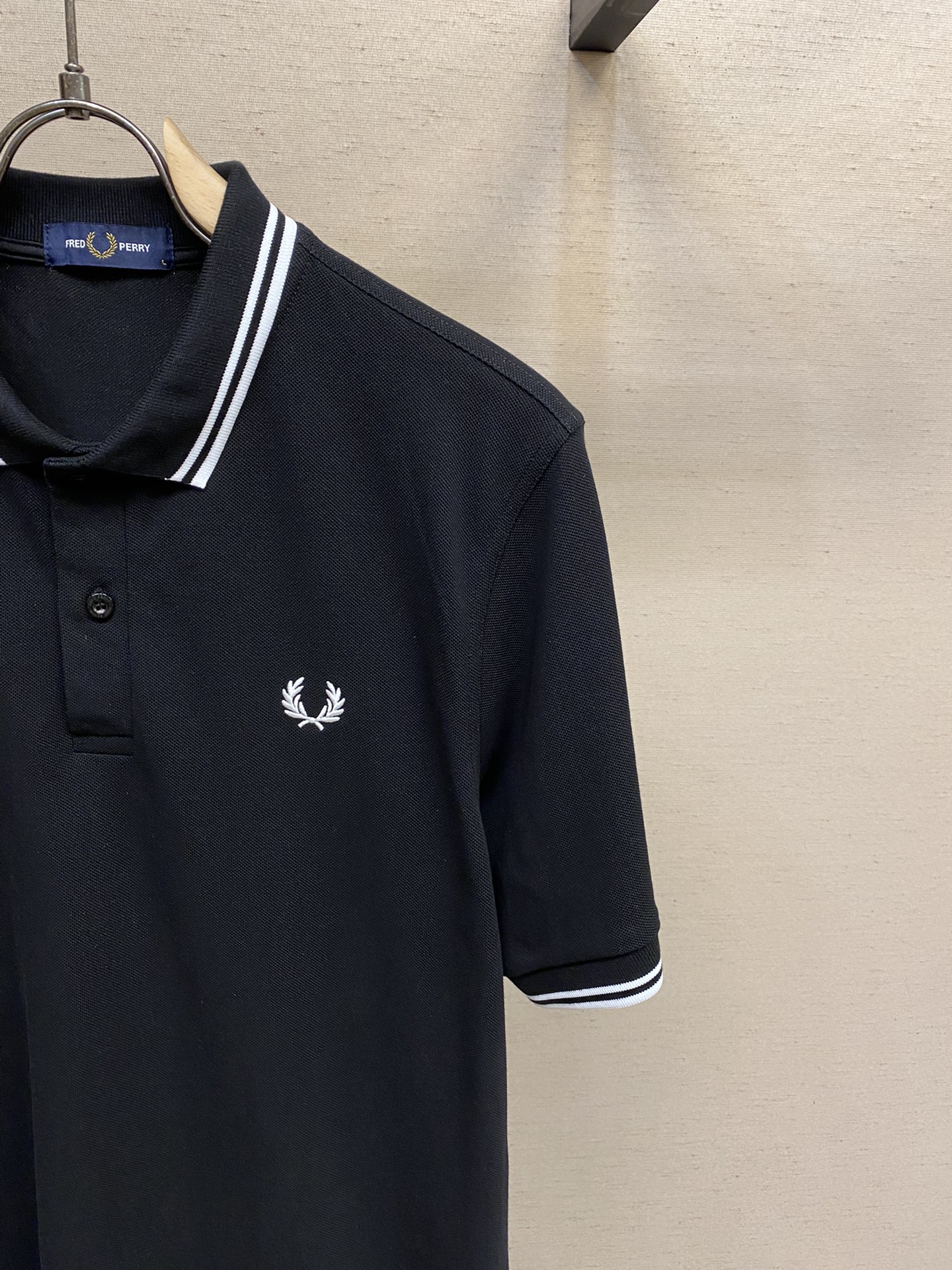 FREDPERRY2024春夏作为年年经典基础款不同的工艺呈现不一样的时尚感今年我家采用立体刺绣工艺来呈