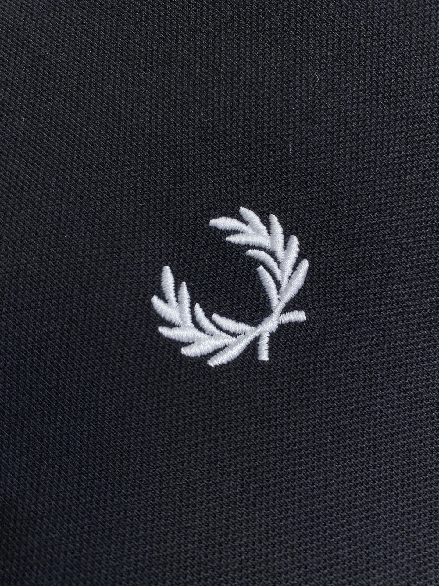 FREDPERRY2024春夏作为年年经典基础款不同的工艺呈现不一样的时尚感今年我家采用立体刺绣工艺来呈