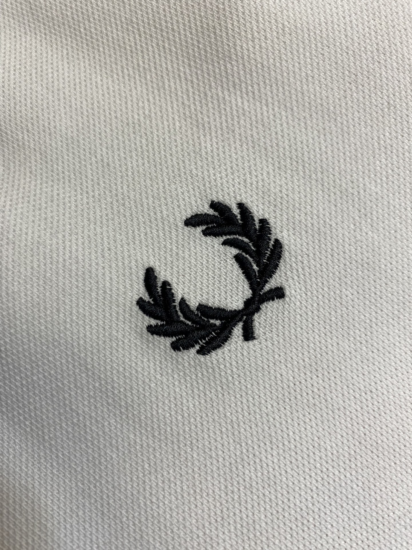 FREDPERRY2024春夏作为年年经典基础款不同的工艺呈现不一样的时尚感今年我家采用立体刺绣工艺来呈