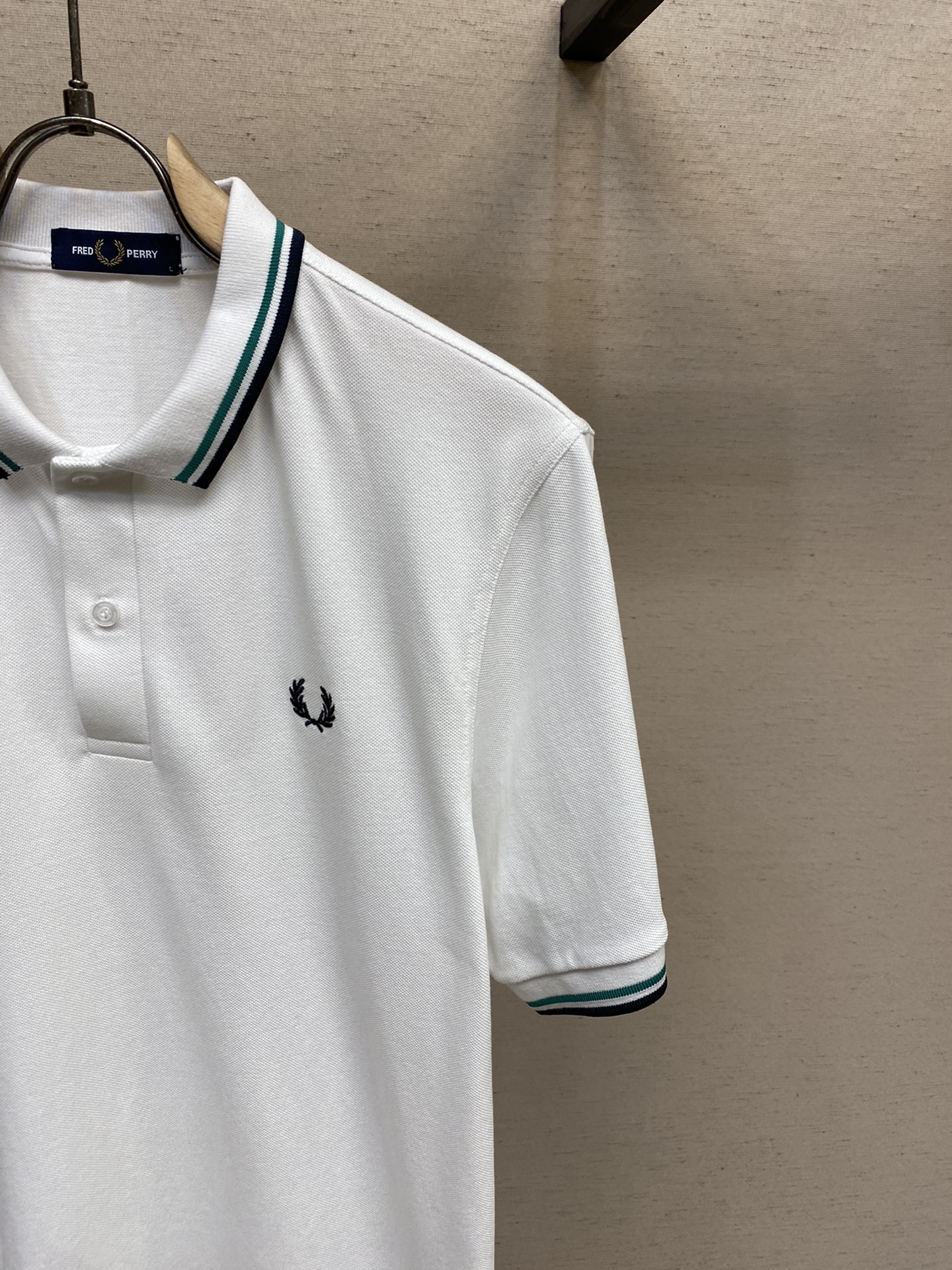 FREDPERRY2024春夏作为年年经典基础款不同的工艺呈现不一样的时尚感今年我家采用立体刺绣工艺来呈