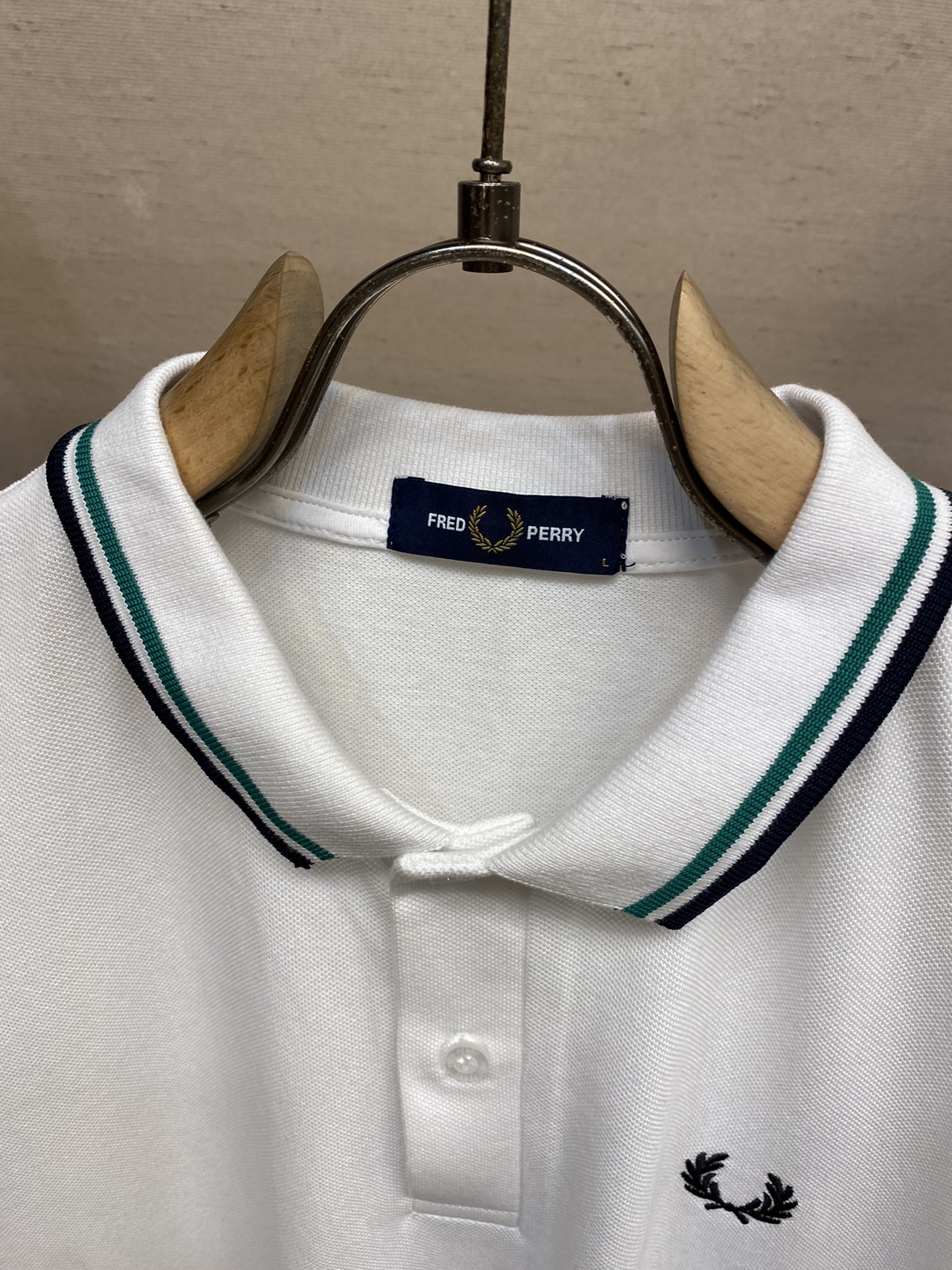 FREDPERRY2024春夏作为年年经典基础款不同的工艺呈现不一样的时尚感今年我家采用立体刺绣工艺来呈