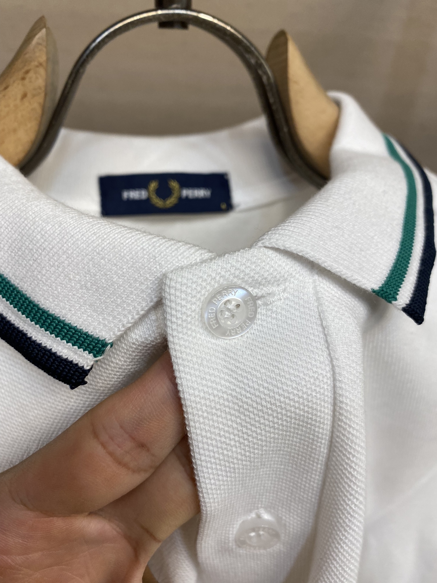 FREDPERRY2024春夏作为年年经典基础款不同的工艺呈现不一样的时尚感今年我家采用立体刺绣工艺来呈