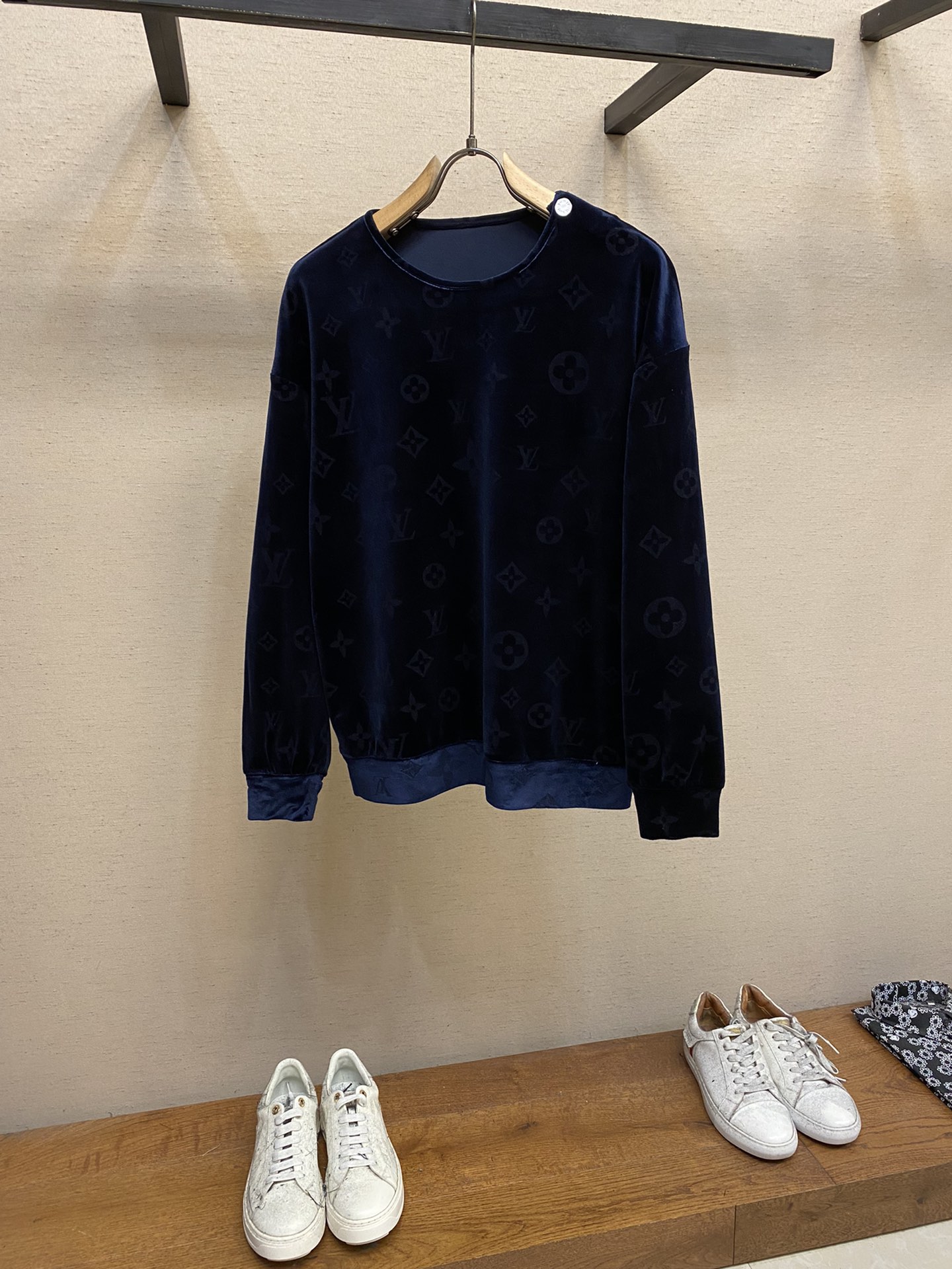 NO:613090,(Top) 1V, PF early autumn new style LouisVuitto* round neck pullover straight casual pants, heavy velvet dark pattern ∠※ jacquard LOGO, new Chinese design concept, dropped shoulders, small wide version, the finishing touch, collar opening and closing button design, very eye-catching. The trousers have a very correct shape, casual and versatile, high-quality bulk goods, same style for men and women, size M-3xl, Louis Vuitton, Alexander Wang19860909（上衣）1V、PF早秋新款 LouisVuitto*圆领套头衫直筒休闲裤 重磅丝绒暗纹∠※提花LOGO 新中式设计理念 落肩小阔版 点睛之笔领口开合纽扣设计,很吸睛哟.裤身版型很正 休闲百搭 高品质大货 男女同款 尺码M-3xl,,louis vuitton,alexander wang,Men's clothing