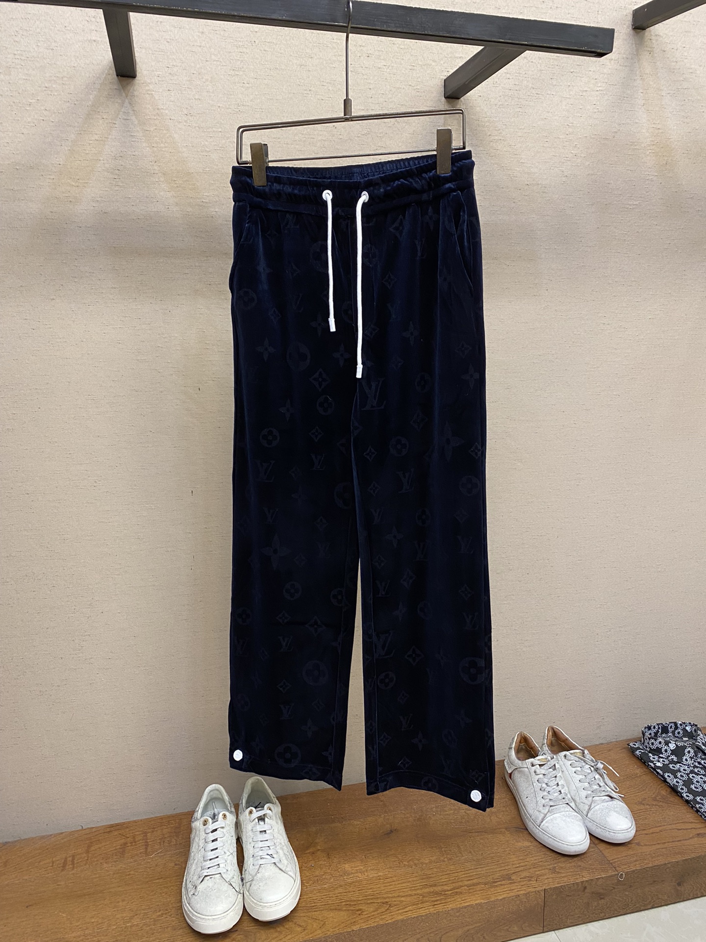 NO:613096,(Pants) 1V, PF early autumn new style LouisVuitto* round neck pullover straight casual pants, heavy velvet dark pattern ∠※ jacquard LOGO, new Chinese design concept, small wide version with dropped shoulders, the finishing touch, collar opening and closing button design, very eye-catching. The trousers body shape is very correct, casual and versatile, high-quality bulk goods, same style for men and women, size M-3xl, Louis Vuitton, Alexander Wang19860909（裤子）1V、PF早秋新款 LouisVuitto*圆领套头衫直筒休闲裤 重磅丝绒暗纹∠※提花LOGO 新中式设计理念 落肩小阔版 点睛之笔领口开合纽扣设计,很吸睛哟.裤身版型很正 休闲百搭 高品质大货 男女同款 尺码M-3xl,,louis vuitton,alexander wang,Men's clothing