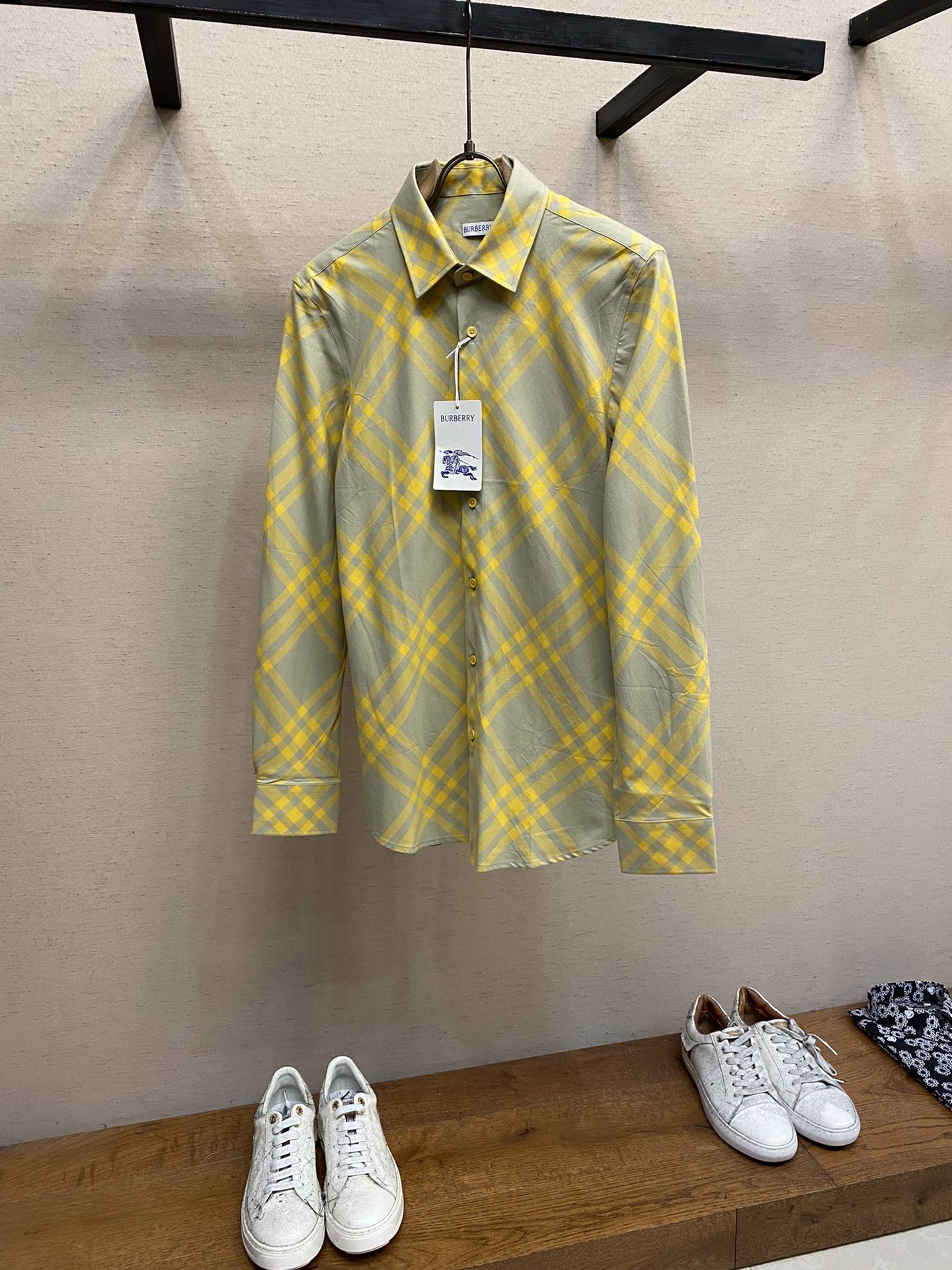 NO:951945,BBR, plaid cotton casual shirts are good stuff from old channels. The fabrics ordered must be yarn dyed and then woven. The mercerized thread will not give you a glossy look at first glance, but a faint dark luster, which is very high-end! The small and loose H-shaped cut has more than enough upper body, and the collar is equipped with buttons to effectively prevent the collar tip from rolling up, which is particularly delicate! The most exquisite thing is the new logo0, hand-positioned thread embroidery, every  Every stitch is carefully crafted. The workmanship of the details can stand up to scrutiny. The diagonal grid on the front piece is the most basic quality of the brand!  !  !  !  !  !  Size S-XL,,shirts,19860909BBR、格纹棉质休闲衬衫 老渠道的正经好东西,订单面料,必须是纱线订染后织,丝光线定纺不会一眼光泽感,而是若有若无的暗光泽,非常显高级! 小宽松H型的剪裁,上身有余,领边设有纽扣,有效防止领尖卷起,格外精致! 最精致的还属新log0,手工定位线绣,每 针每一线的精心制作.细节之处的做工很经得起推敲,前片斜对格是品牌最基本的素养了！！！！！！ 尺码S-XL,,shirts,,Men's clothing
