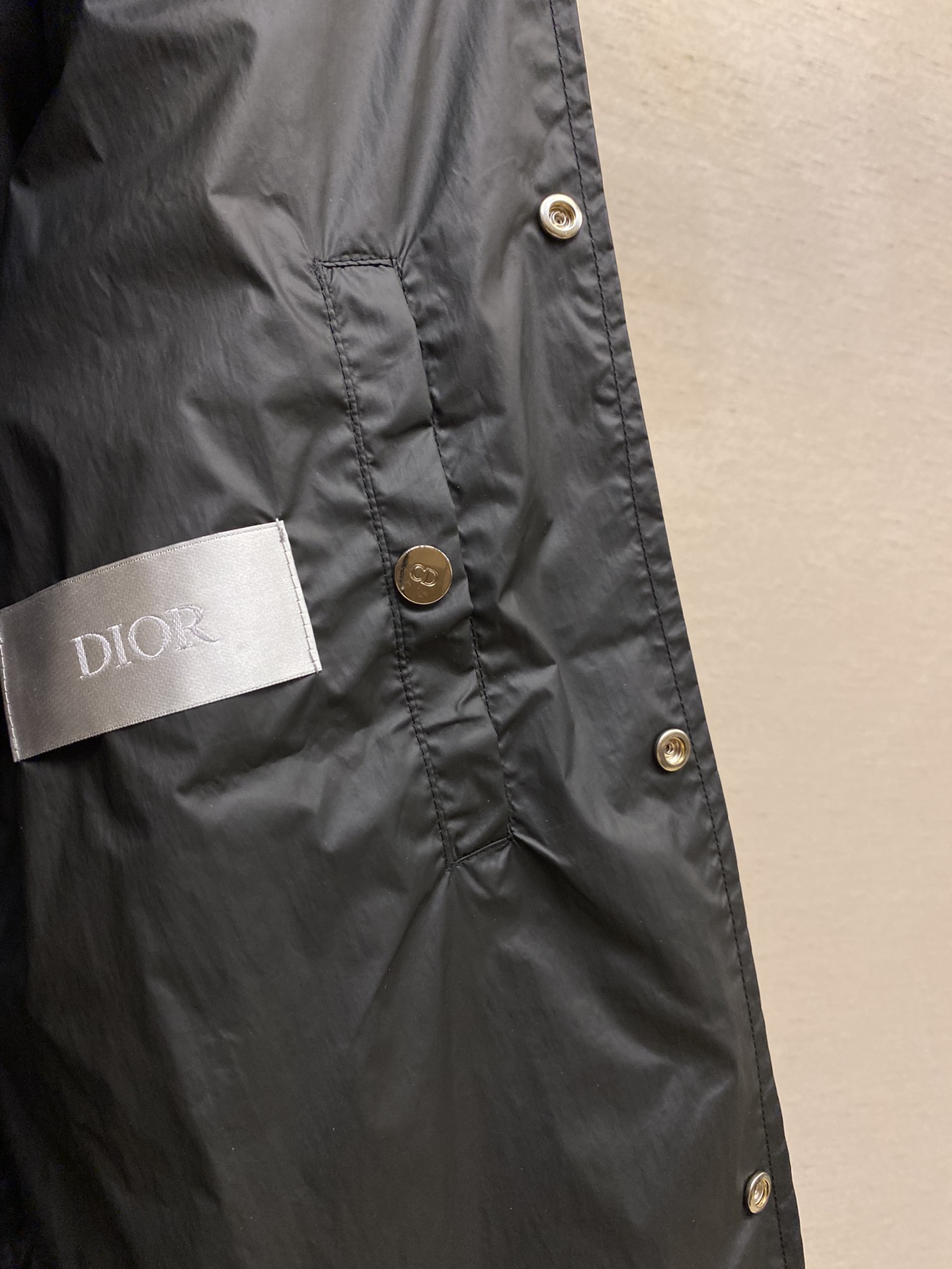 Dior24ss新款拉链夹克设计时尚饰以Dior标识采用风衣面料背面饰以对比鲜明的CharmDior刺绣