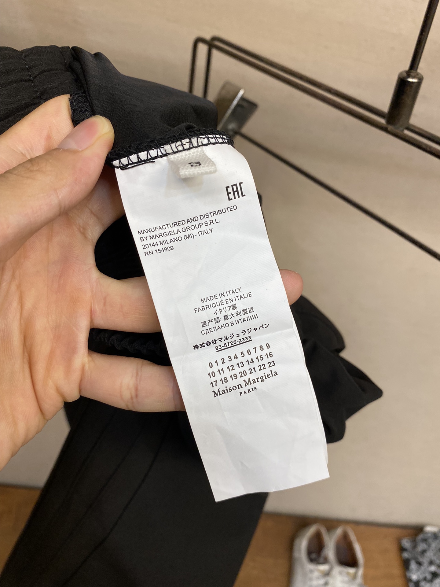 MaisonMargiela/马吉拉3D裁剪松紧系绳经典三道杠高科技面料弯刀裤每条经过多重手工裁剪缝制而